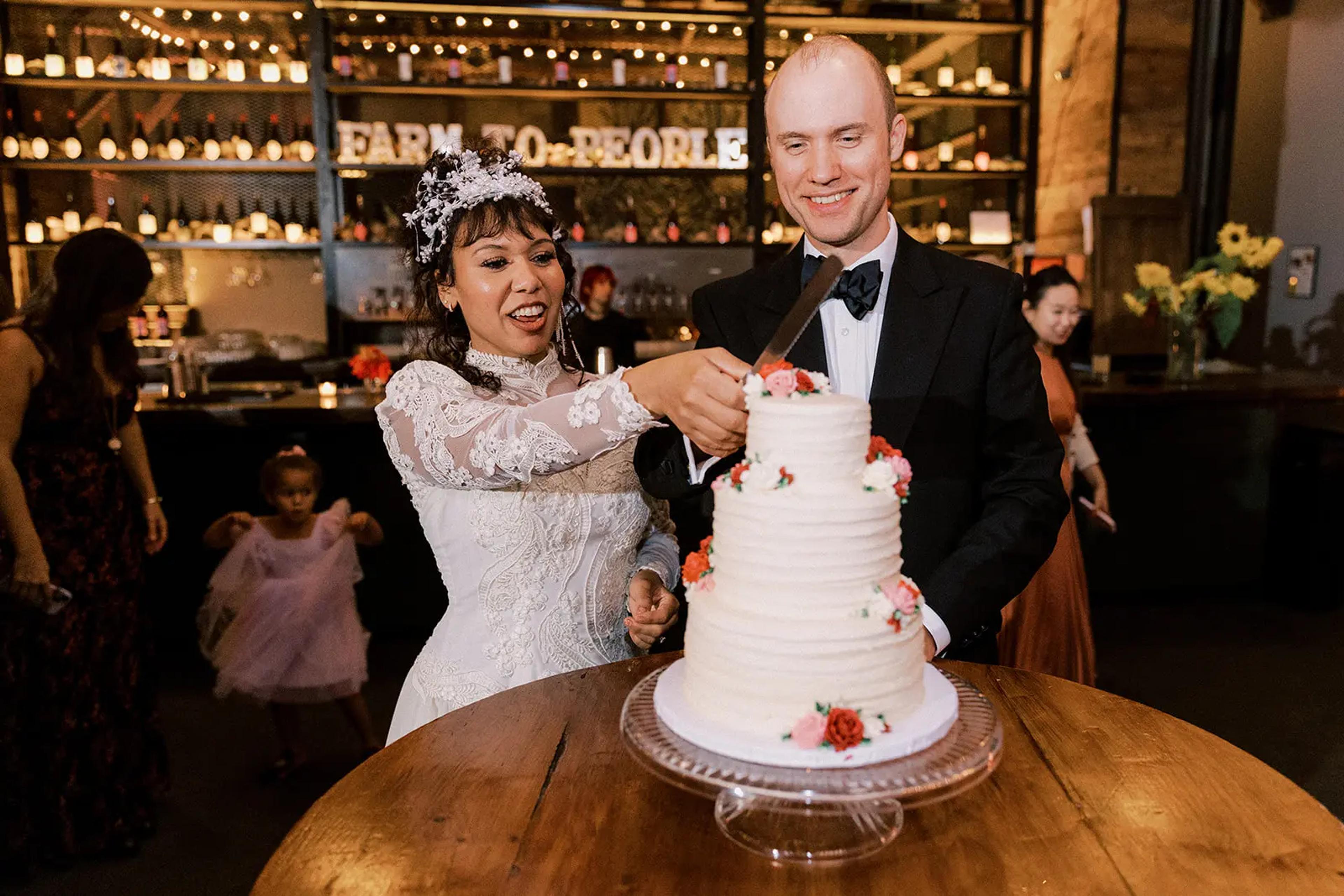 Bride and Groom cake cutting
