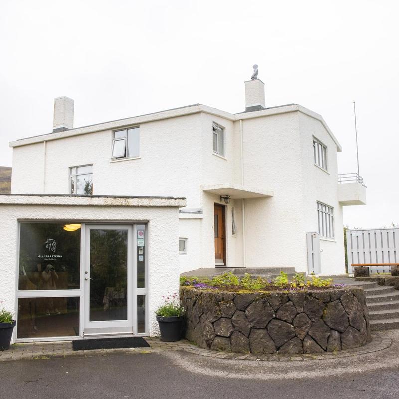 Á skáldaslóð: Glúfrasteinn - Mosfellskirkja