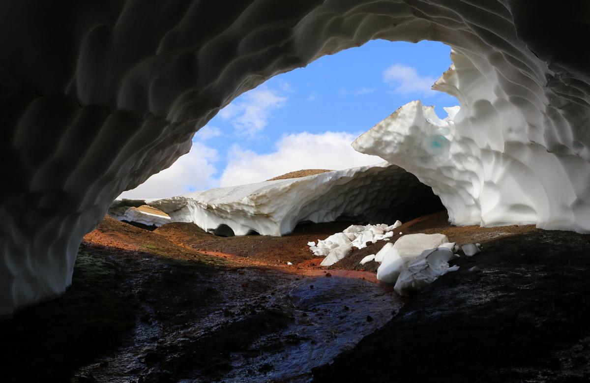Ice cave at Hrafntinnusker