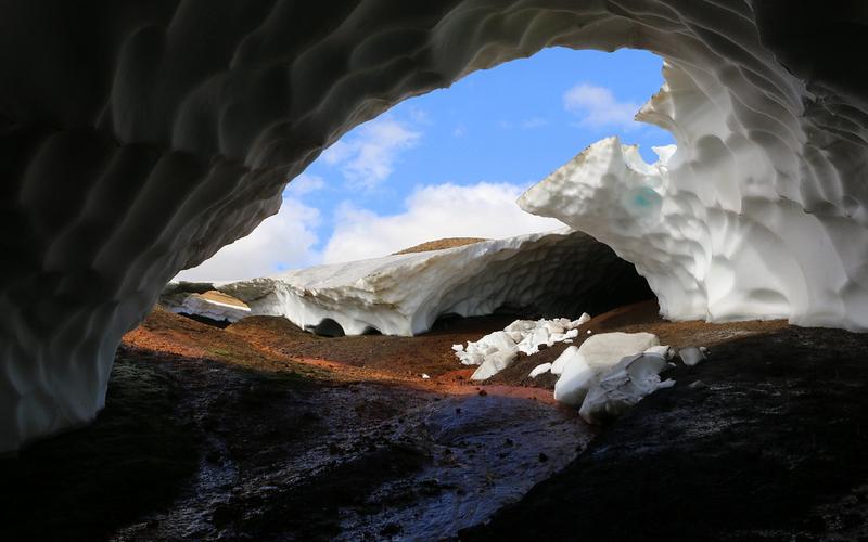 Ice cave at Hrafntinnusker