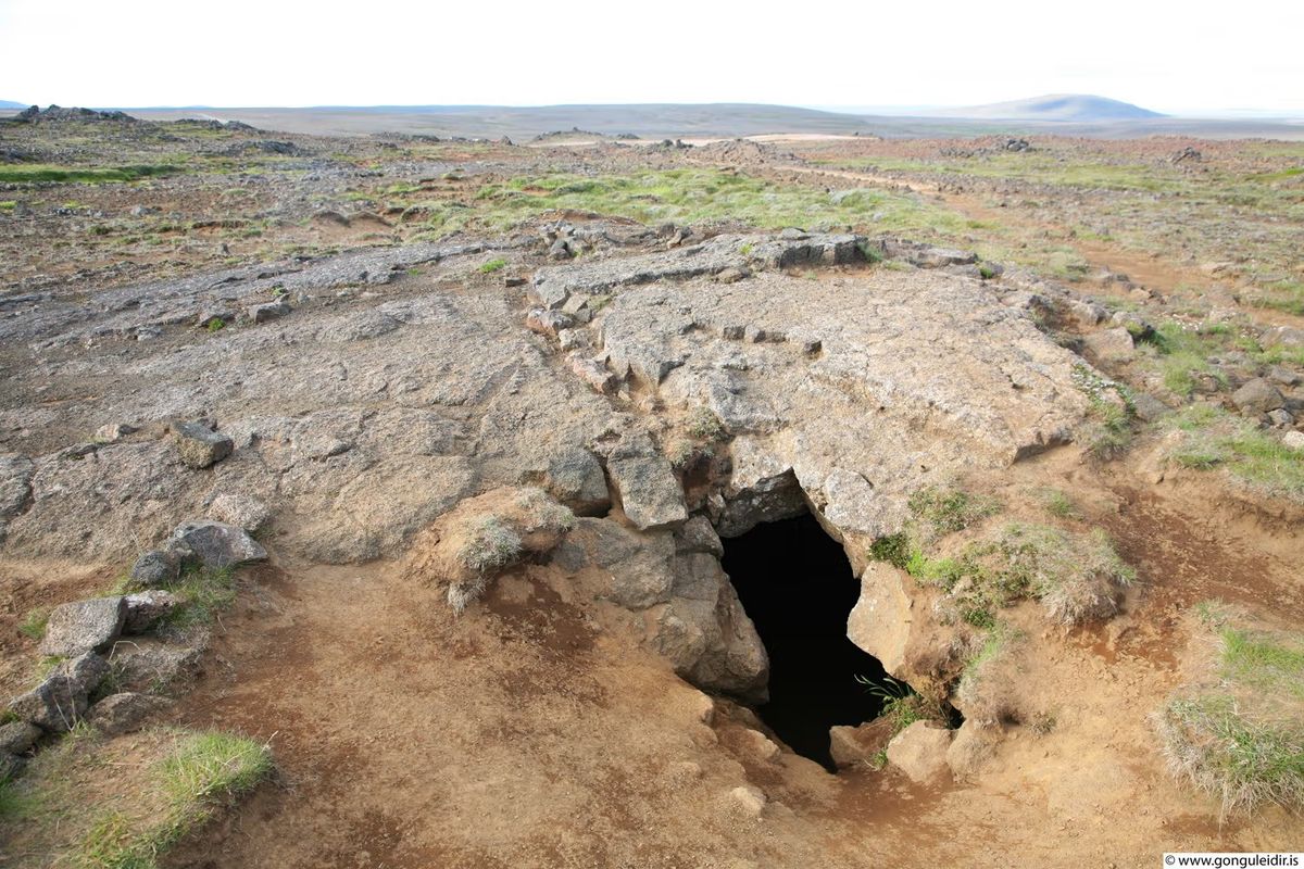 Eyvindarhellir in highlands — photo 1