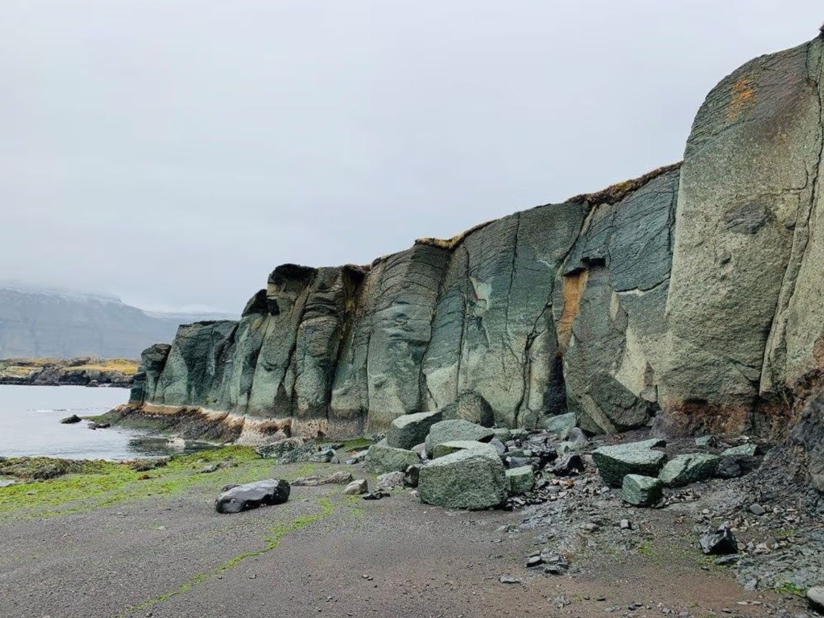 贝鲁峡湾海岸的蓝色悬崖 in east-iceland