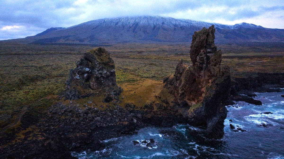 Lóndrangar Basalt Pinnacles in snaefellsnes — photo 1