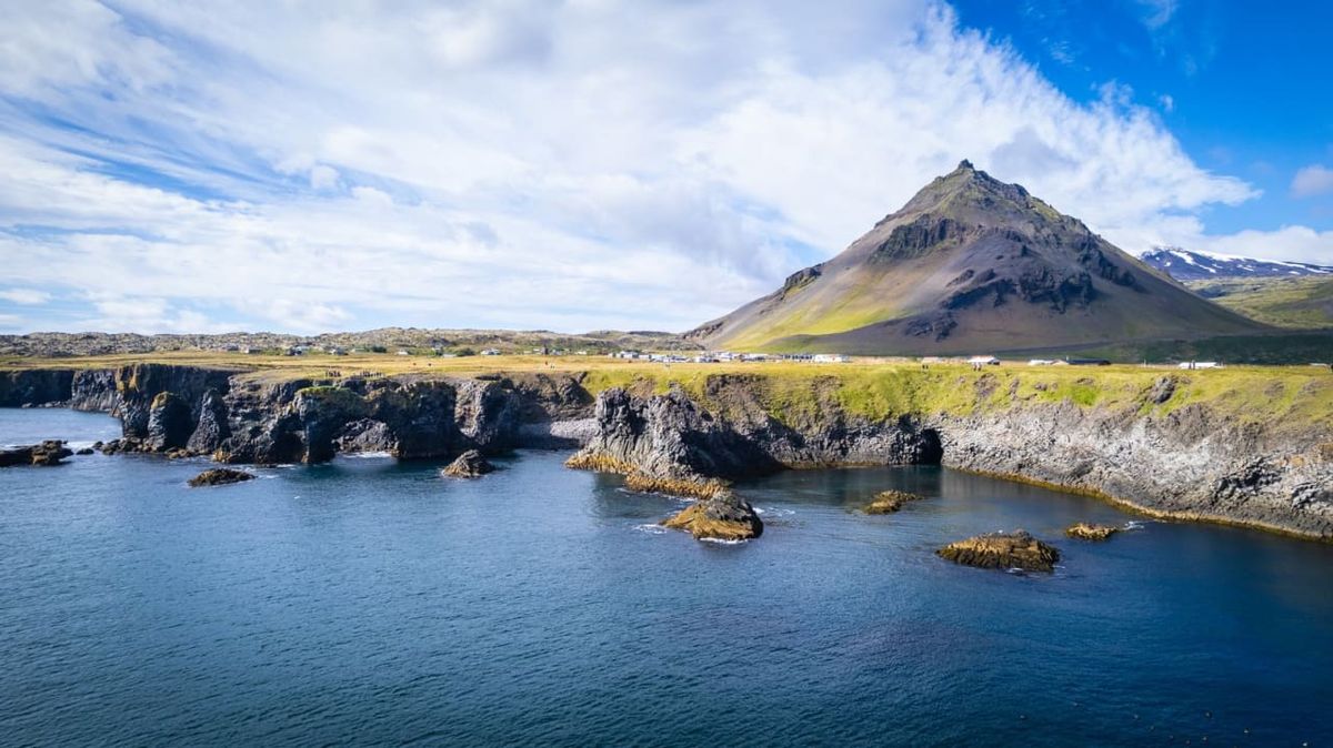 Arnarstapi Coastal Cliffs in snaefellsnes — photo 2