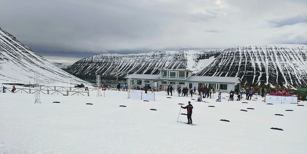 Snjóflóðavarnargarður - gönguleið