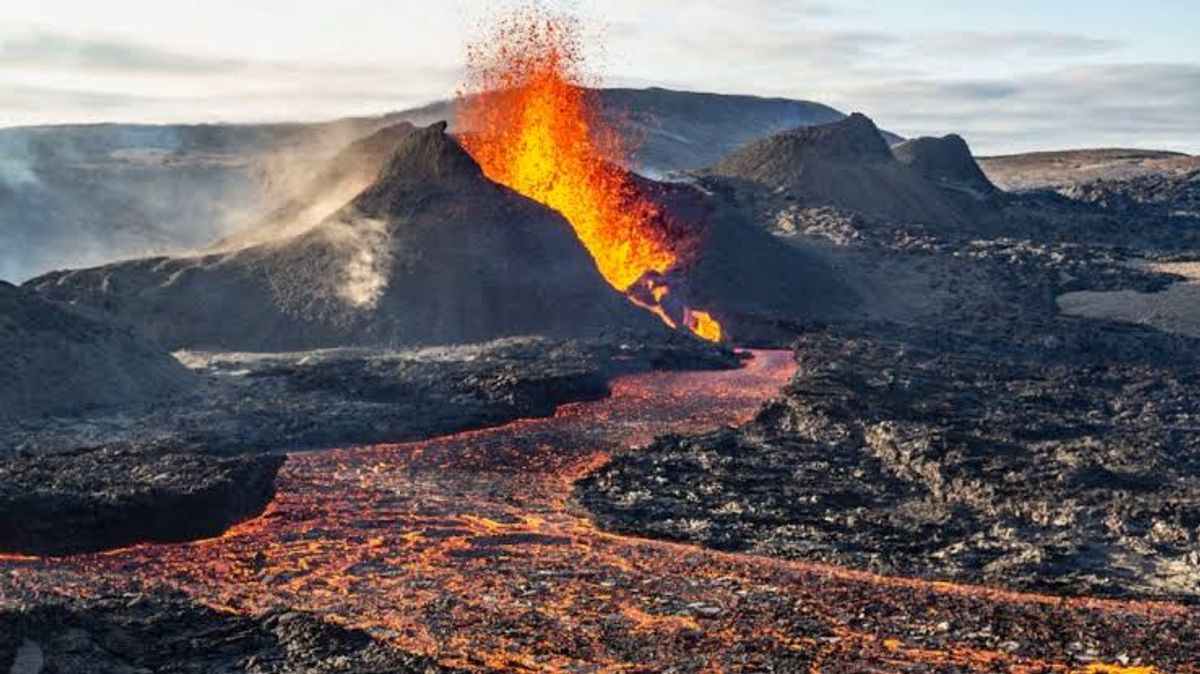 Eruptoin crater by Fagradalsfjall