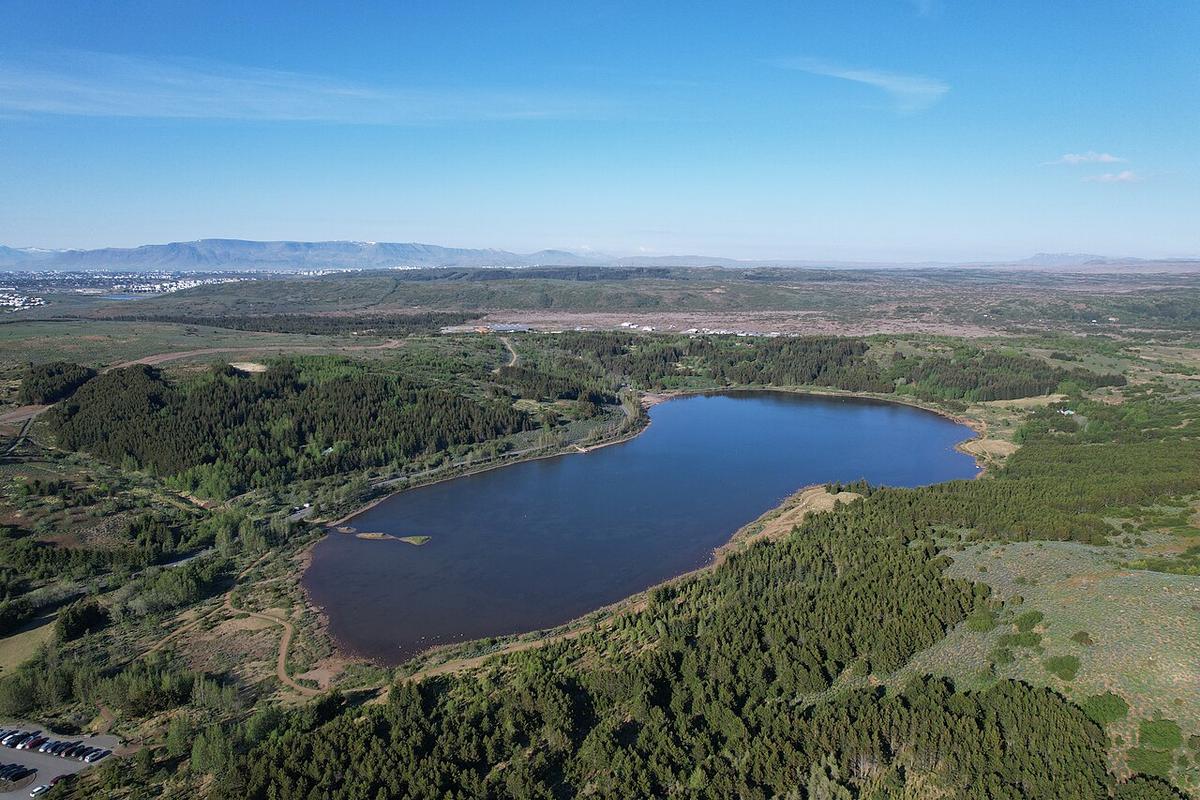 Hvaleyrarvatn og Höfðaskógur