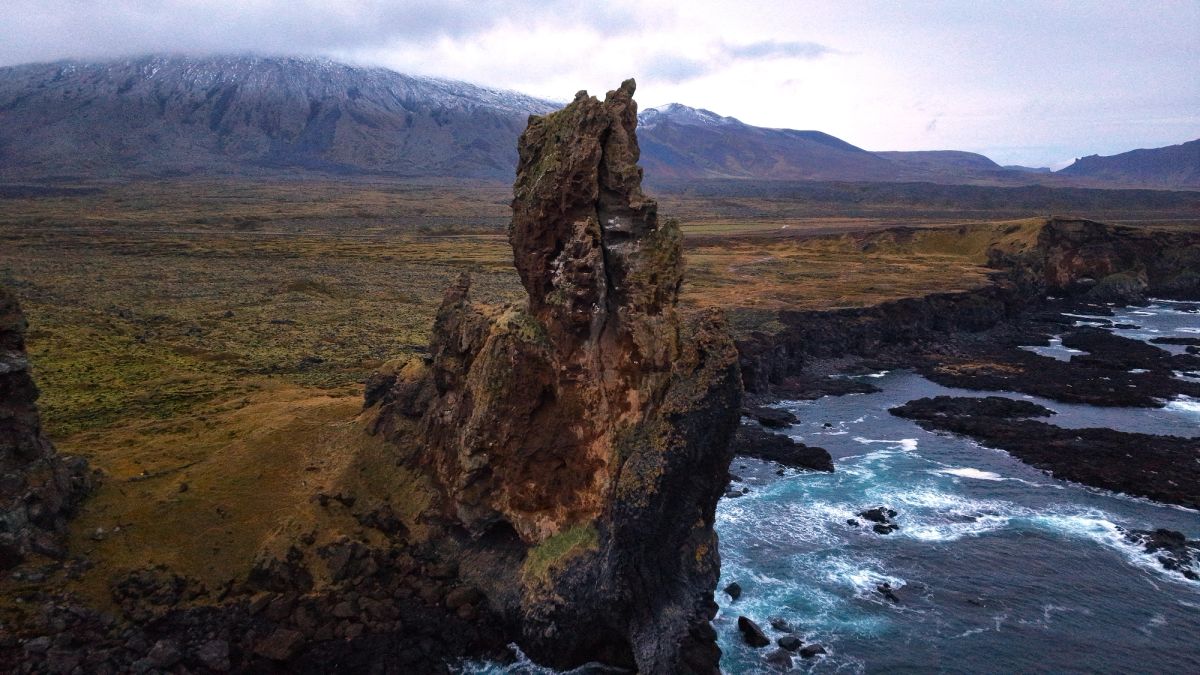 Lóndrangar Basalt Pinnacles in snaefellsnes — photo 2