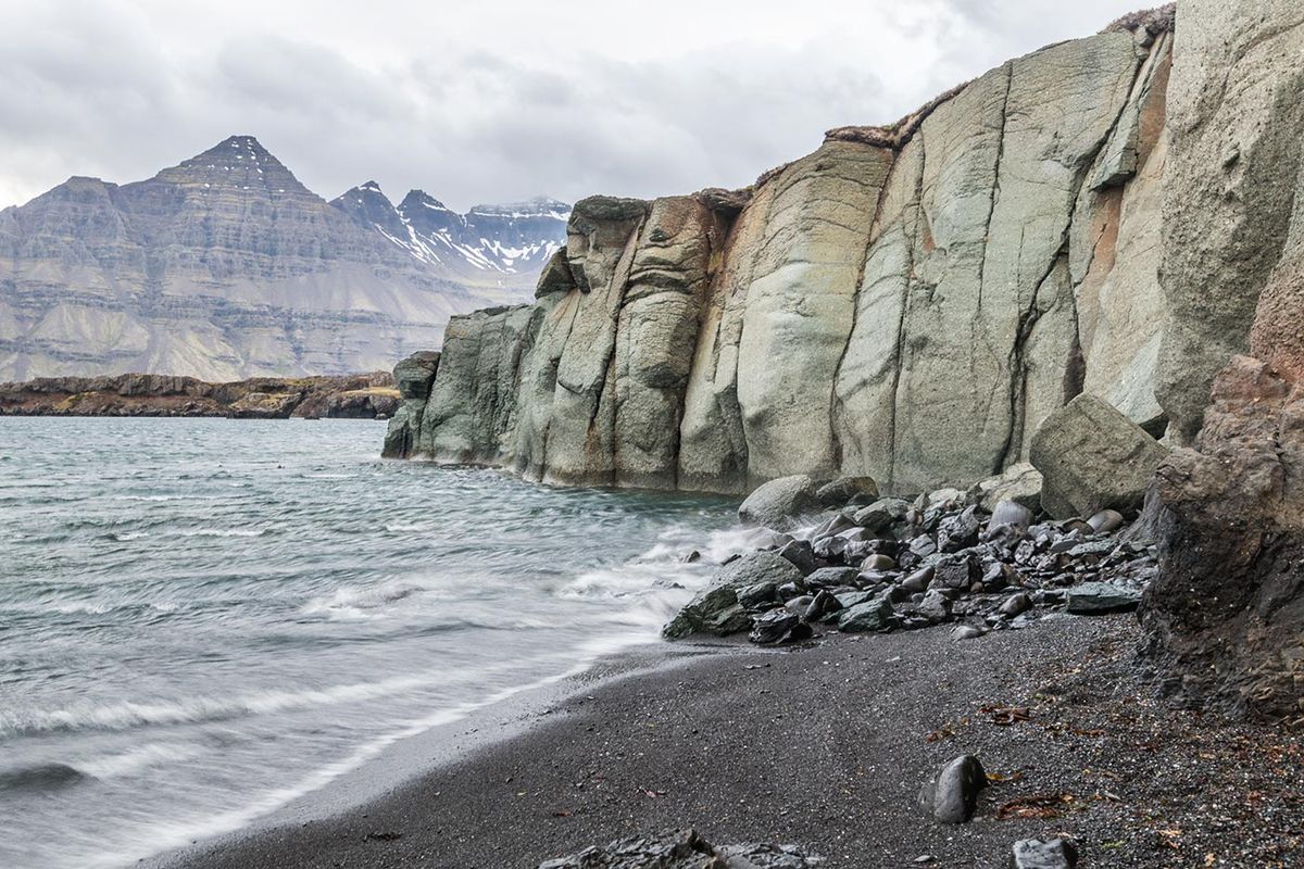 贝鲁峡湾海岸的蓝色悬崖 in east-iceland — photo 2