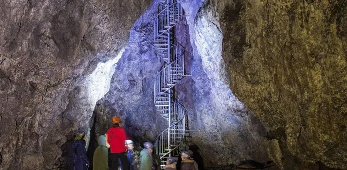Cueva de Lava Vatnshellir in snaefellsnes