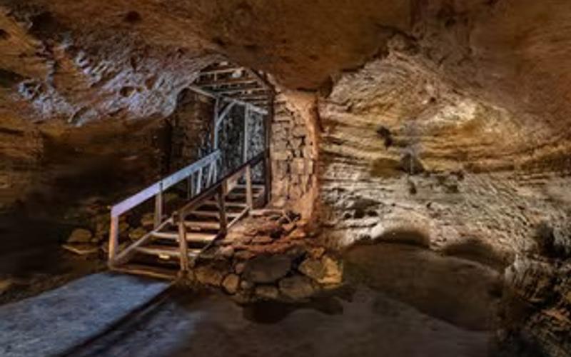 Caves of Hella (Hellar við Ægissíðu)