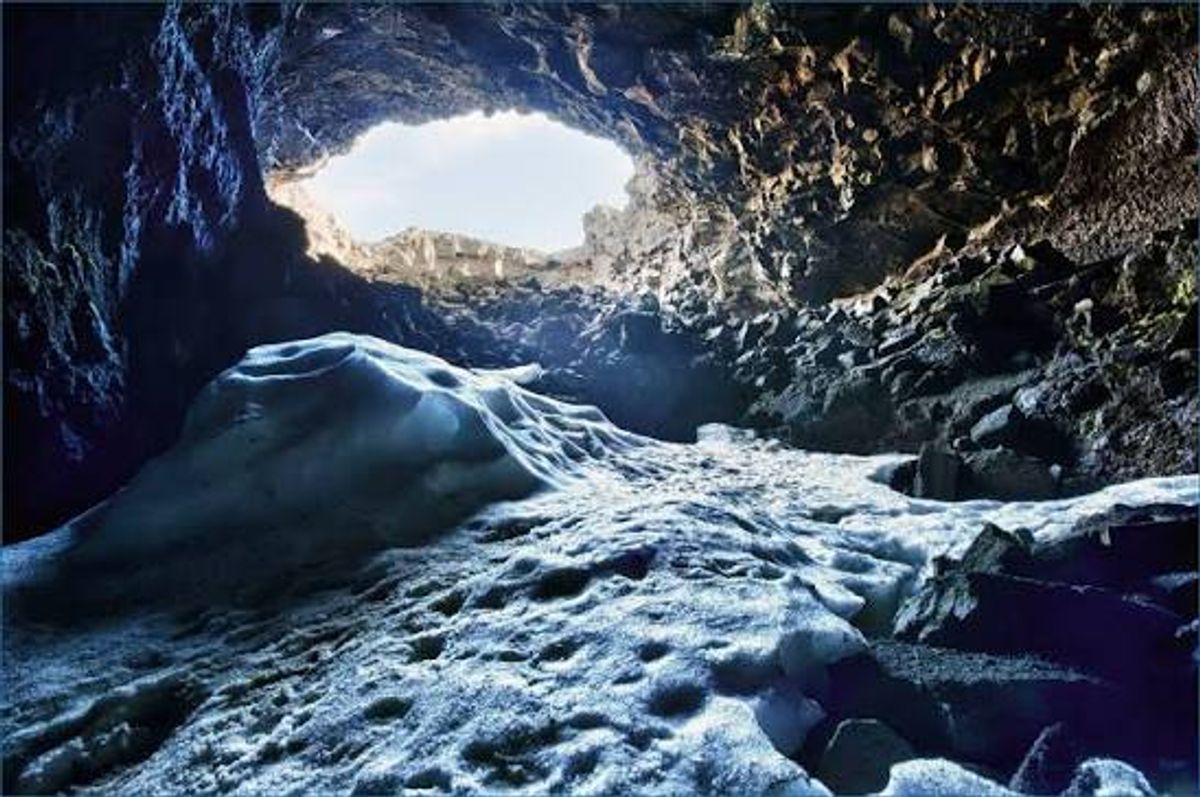 Cueva Stefánshellir in west-iceland — photo 1