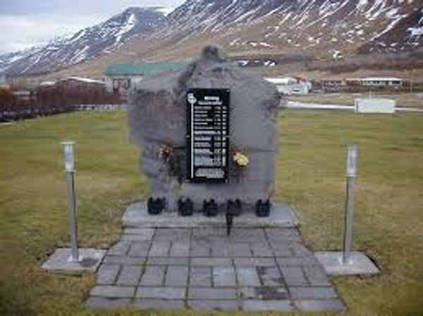 Minning þeirra sem fórust í snjóflóðinu á Flateyri þann 26. október 1995.