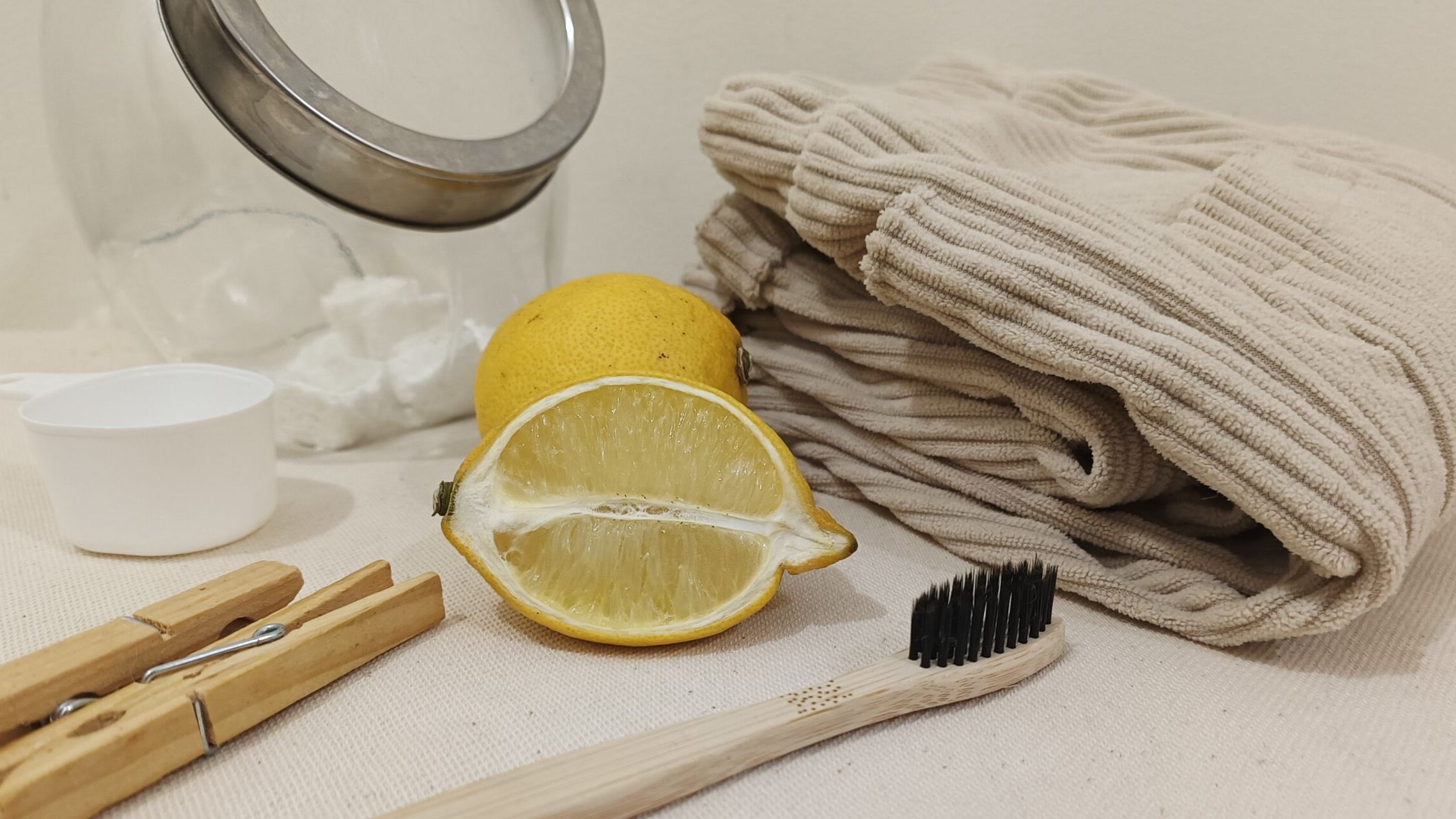 illustration d'entretien d'un pantalon pour enfant avec un citron une brosse à dents et du bicarbonate