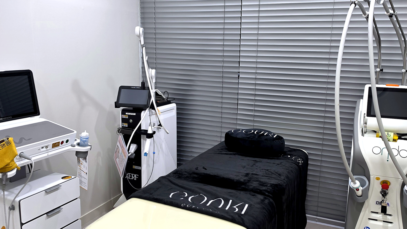 Treatment room at our Myeongdong clinic with Onda and other energy lifting devices installed