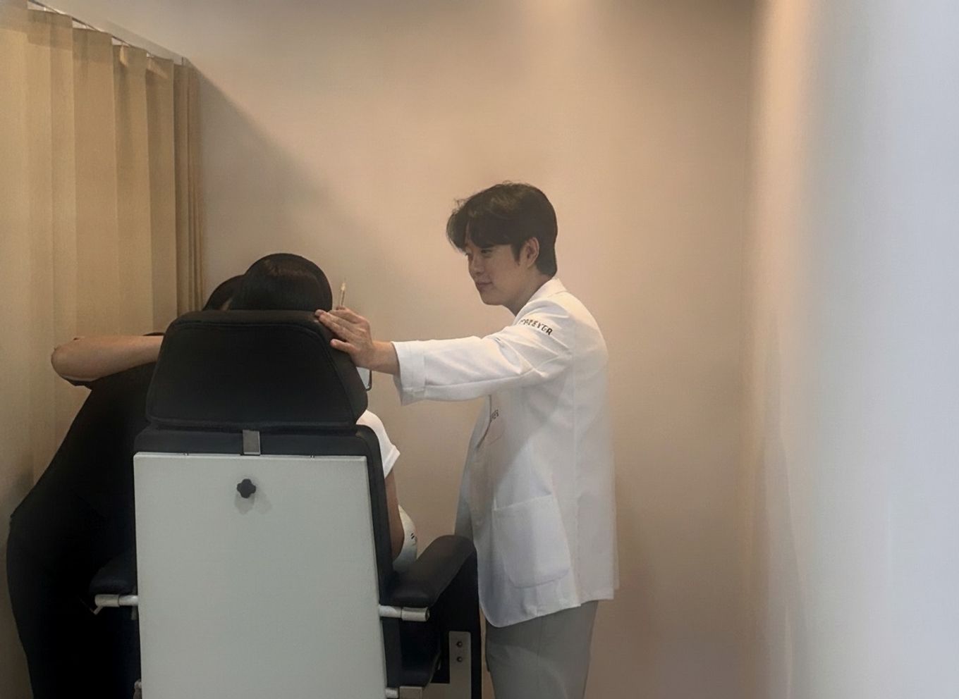 Doctor designing treatment areas in a consultation room at our clinic in Myeongdong, Seoul
