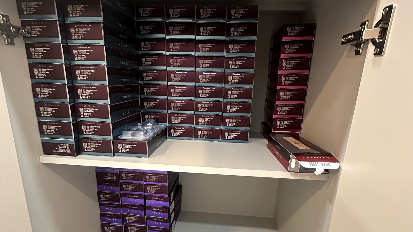 窗边柜台上摆放的玻尿酸填充剂正品盒 - 填充思路的代表材料