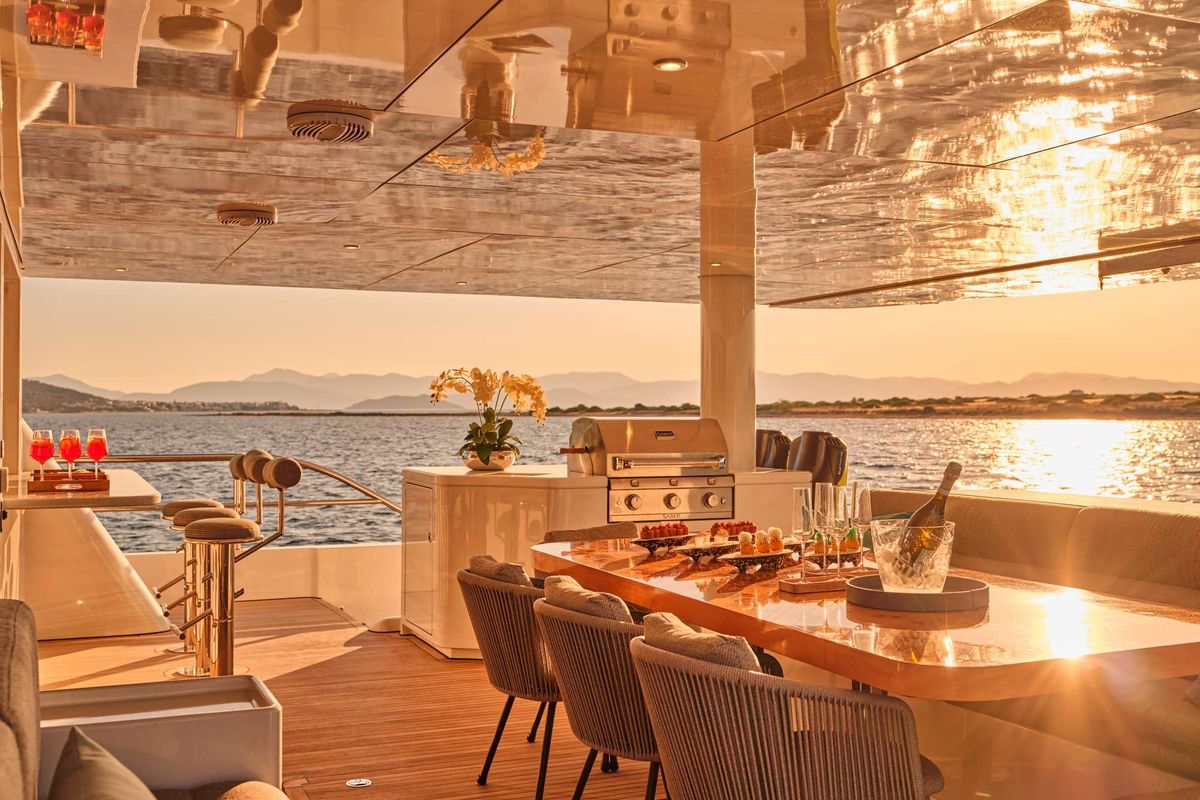 Refit 2024 - Dining area aft deck