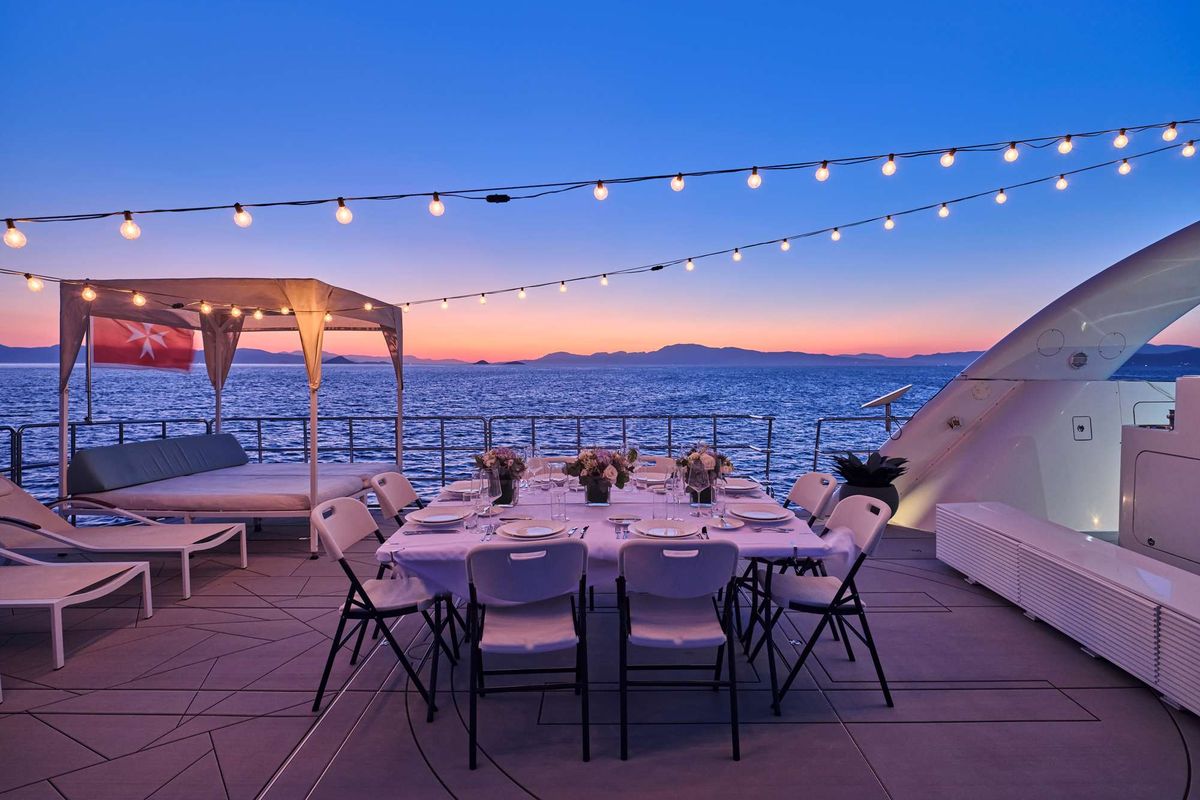 Dining area fly bridge