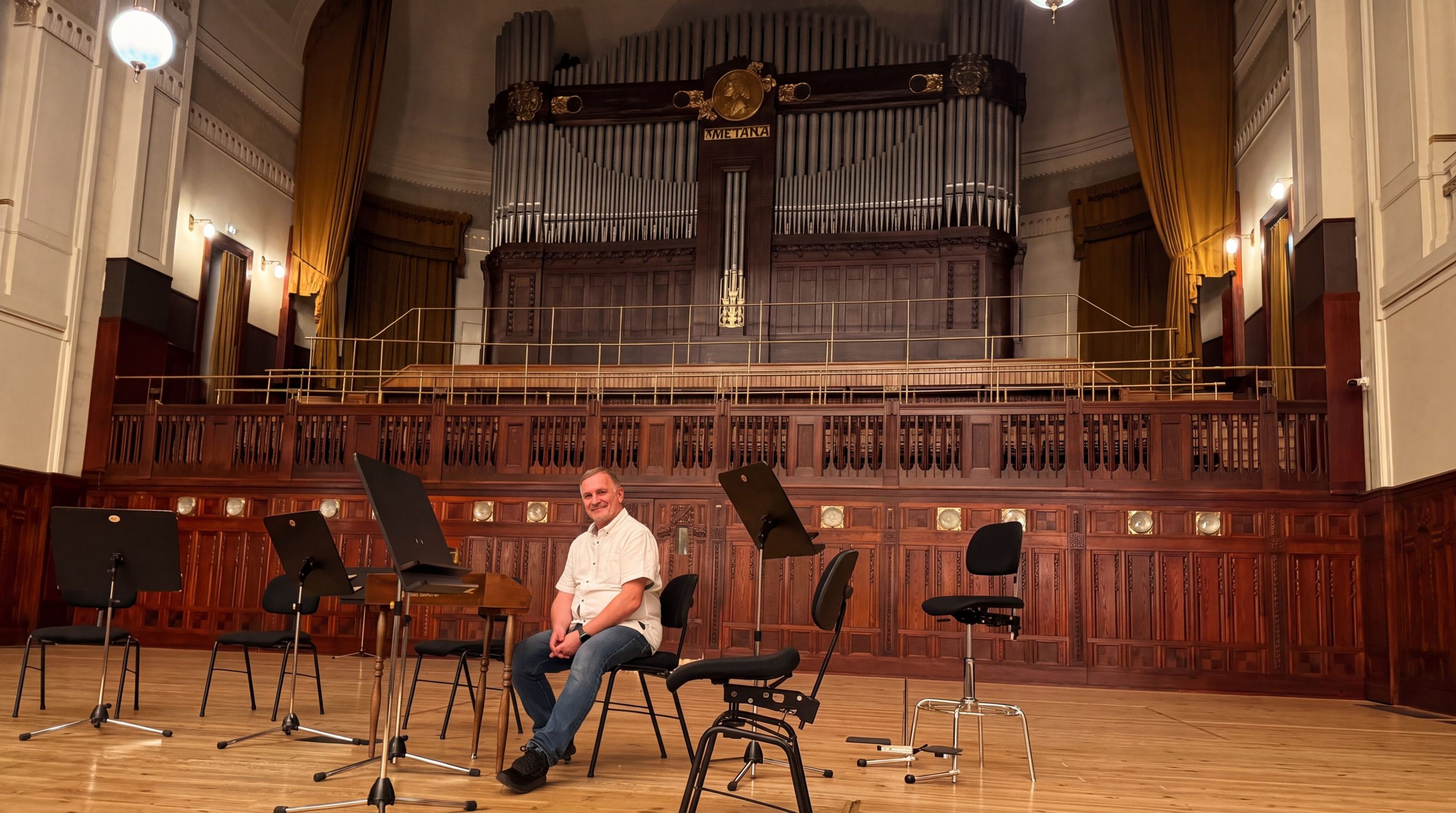 Sala koncertowa filharmonii z wielkimi organami, Jan Kępiński na środku sceny