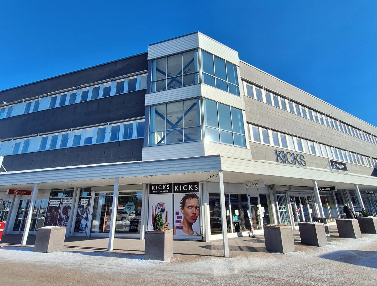 Fastigheten ligger i direkt anslutning till ett köpcentrum