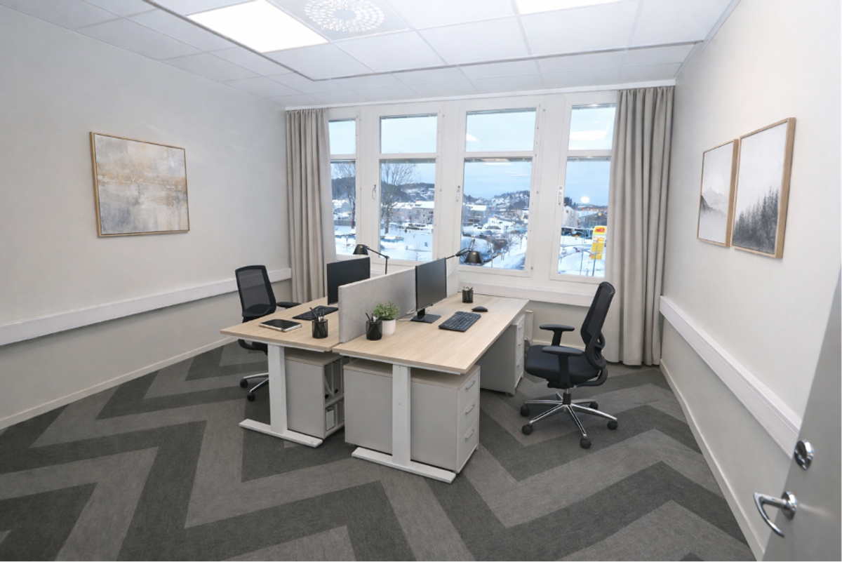 Stora fönsterpartier och bra takhöjd