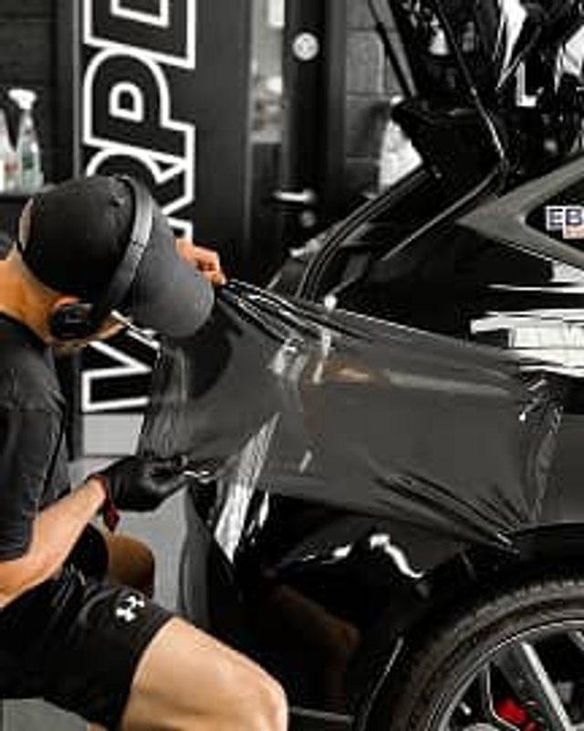 Craftsman applying PPF