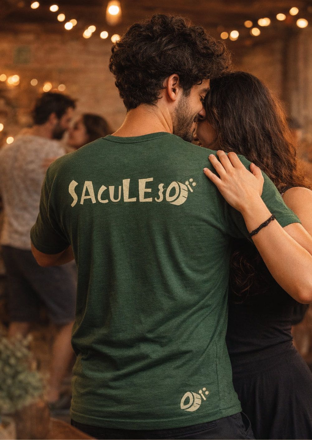 Casal dançando no salão da Saculejo