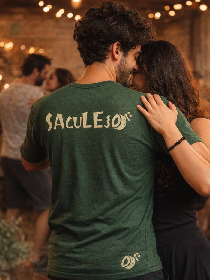 Casal dançando no salão da Saculejo
