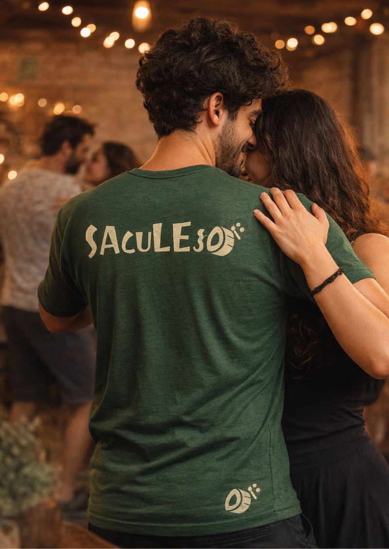 Casal dançando no salão da Saculejo