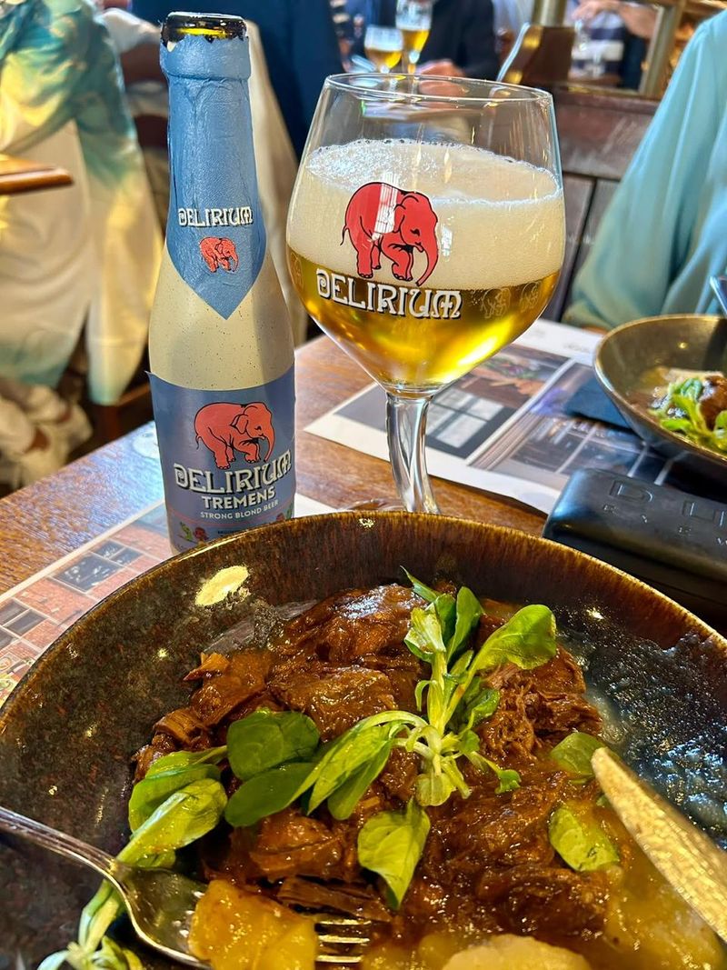 traditionele belgiese bier en Vlaams Stoofvlees in brugge