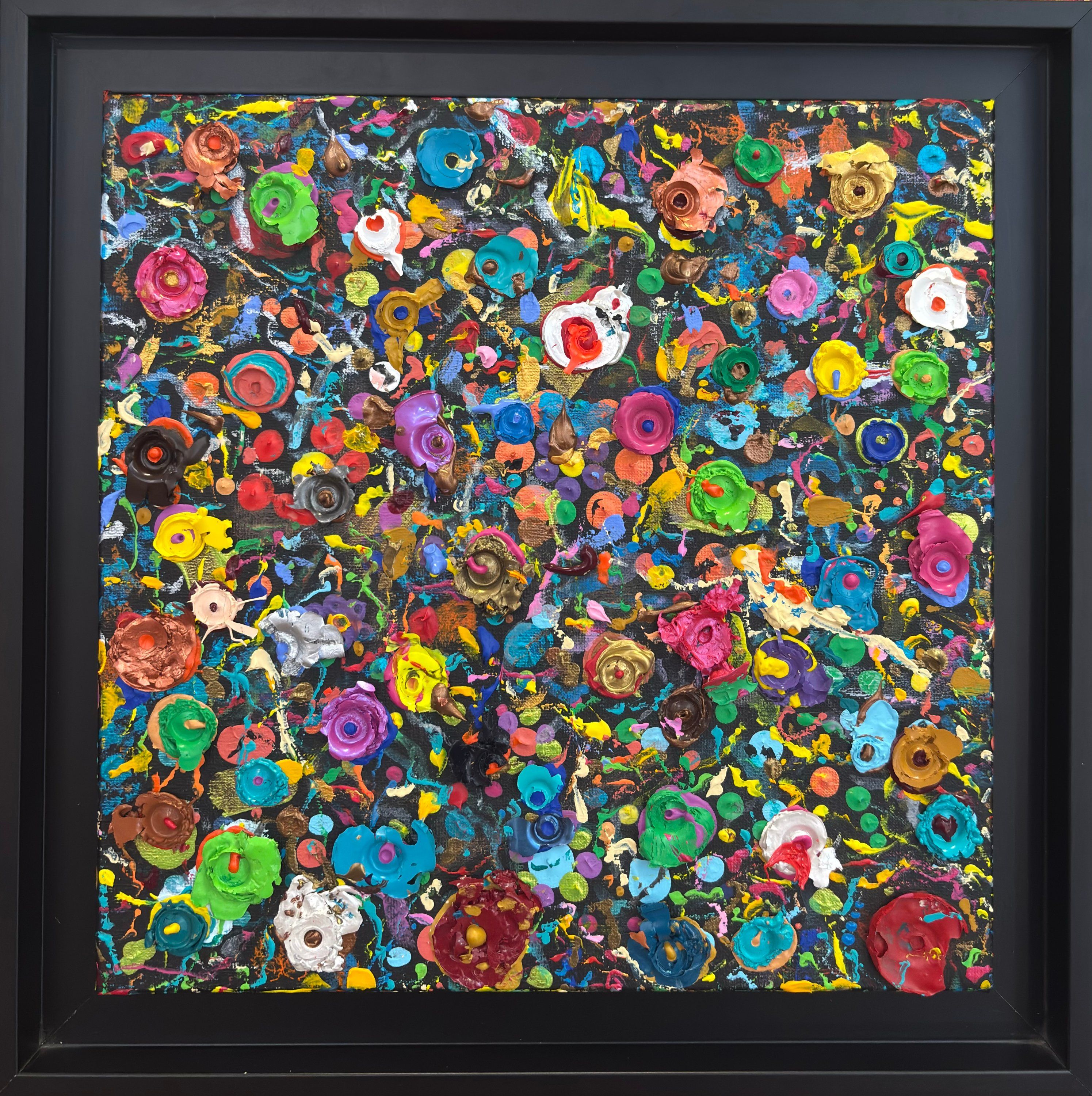 Tableau abstrait contemporain 'Big bang chromatique' de Caroline Pons, vibrant d'éclats colorés en technique pointilliste texturée sur fond noir, encadré.
