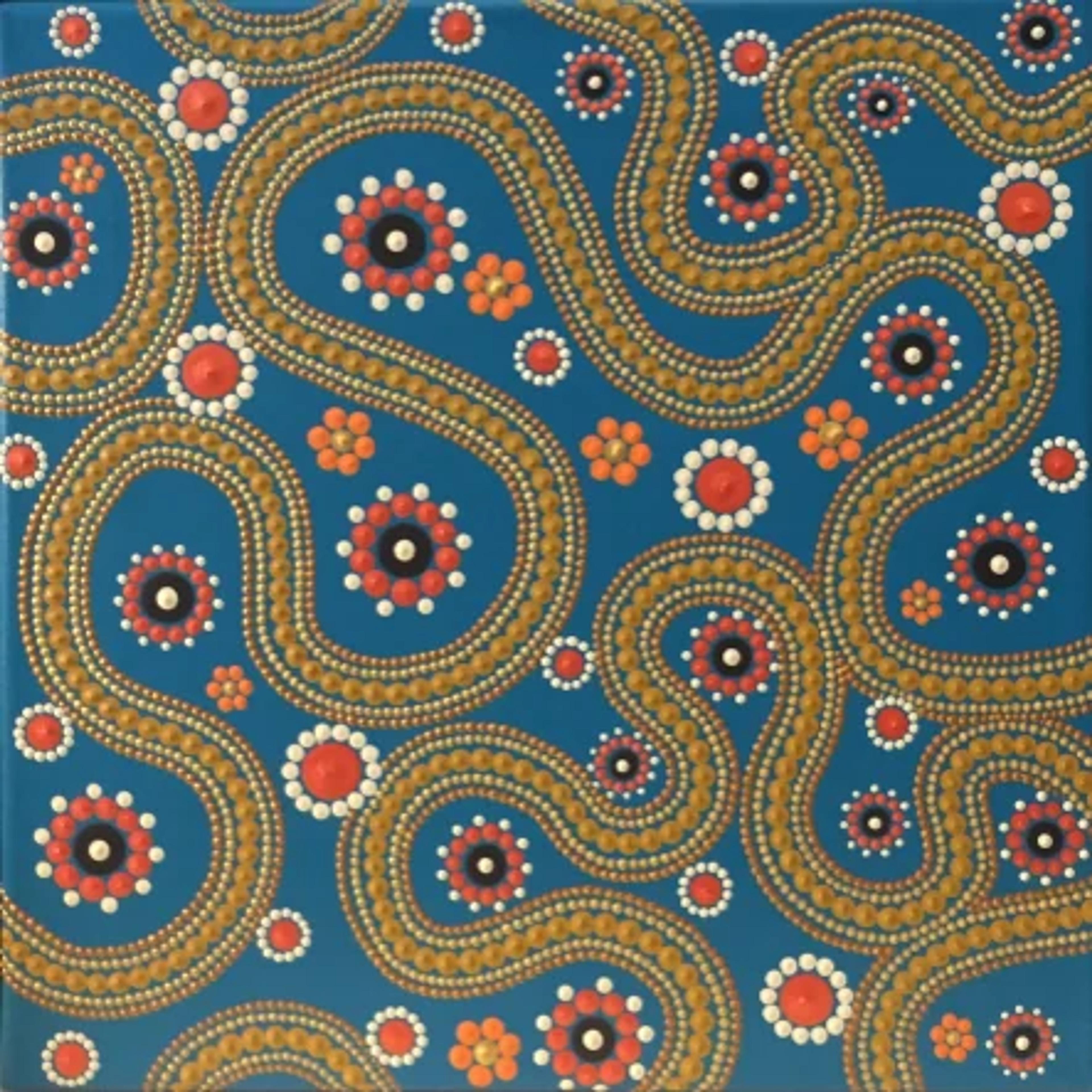 Toile #283 de Caroline Pons. Art aborigène contemporain aux motifs de points dorés, rouges, blancs et noirs sur fond bleu profond, formant chemins sinueux et fleurs.