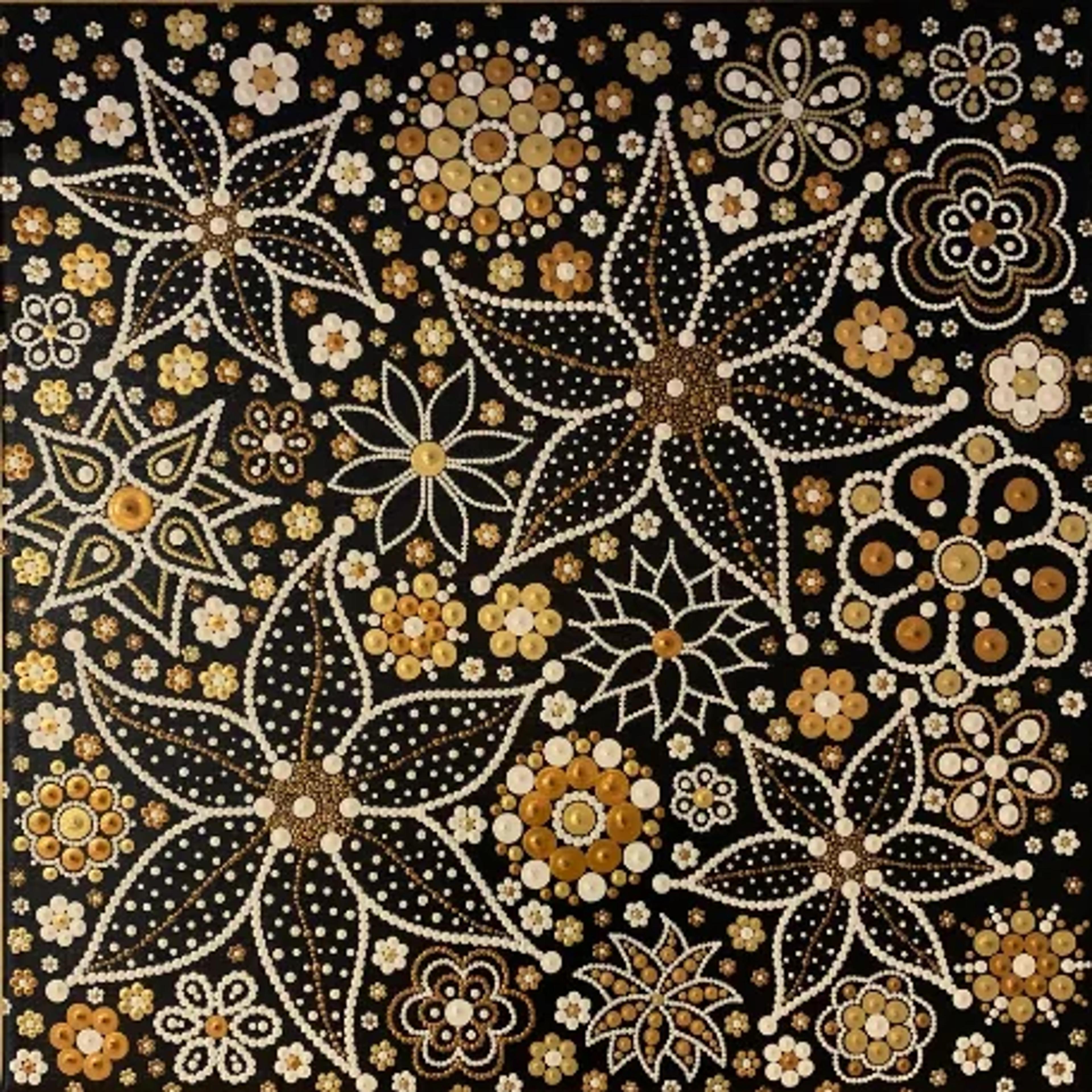 Art mural unique de Caroline Pons, "Sans titre — Toile #337". Toile pointilliste florale dorée, blanche et brune sur fond noir, formant des motifs abstraits et élégants.