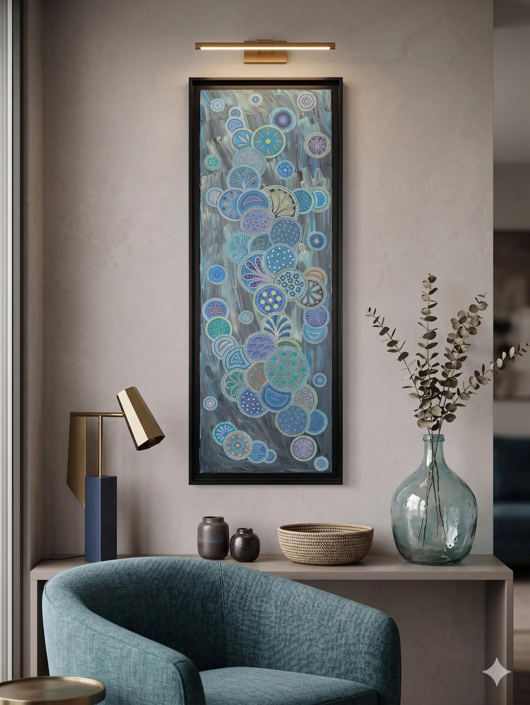 Tableau abstrait contemporain "Eclosion céleste" de Caroline Pons, vibrant de cercles multicolores en pointillisme bleu, vert et violet, exposé dans une pièce moderne et illuminé.