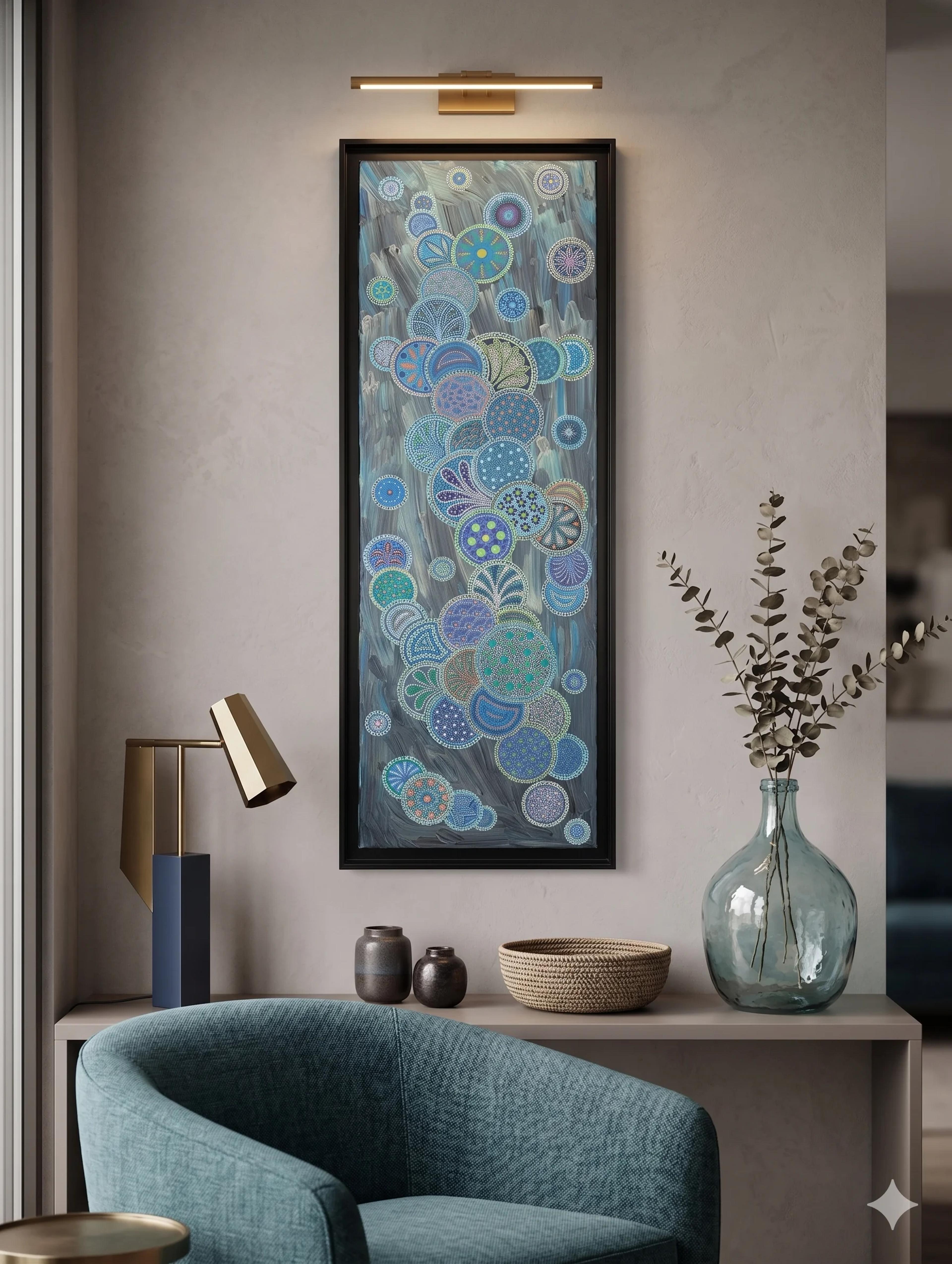 Tableau abstrait contemporain "Eclosion céleste" de Caroline Pons, vibrant de cercles multicolores en pointillisme bleu, vert et violet, exposé dans une pièce moderne et illuminé.