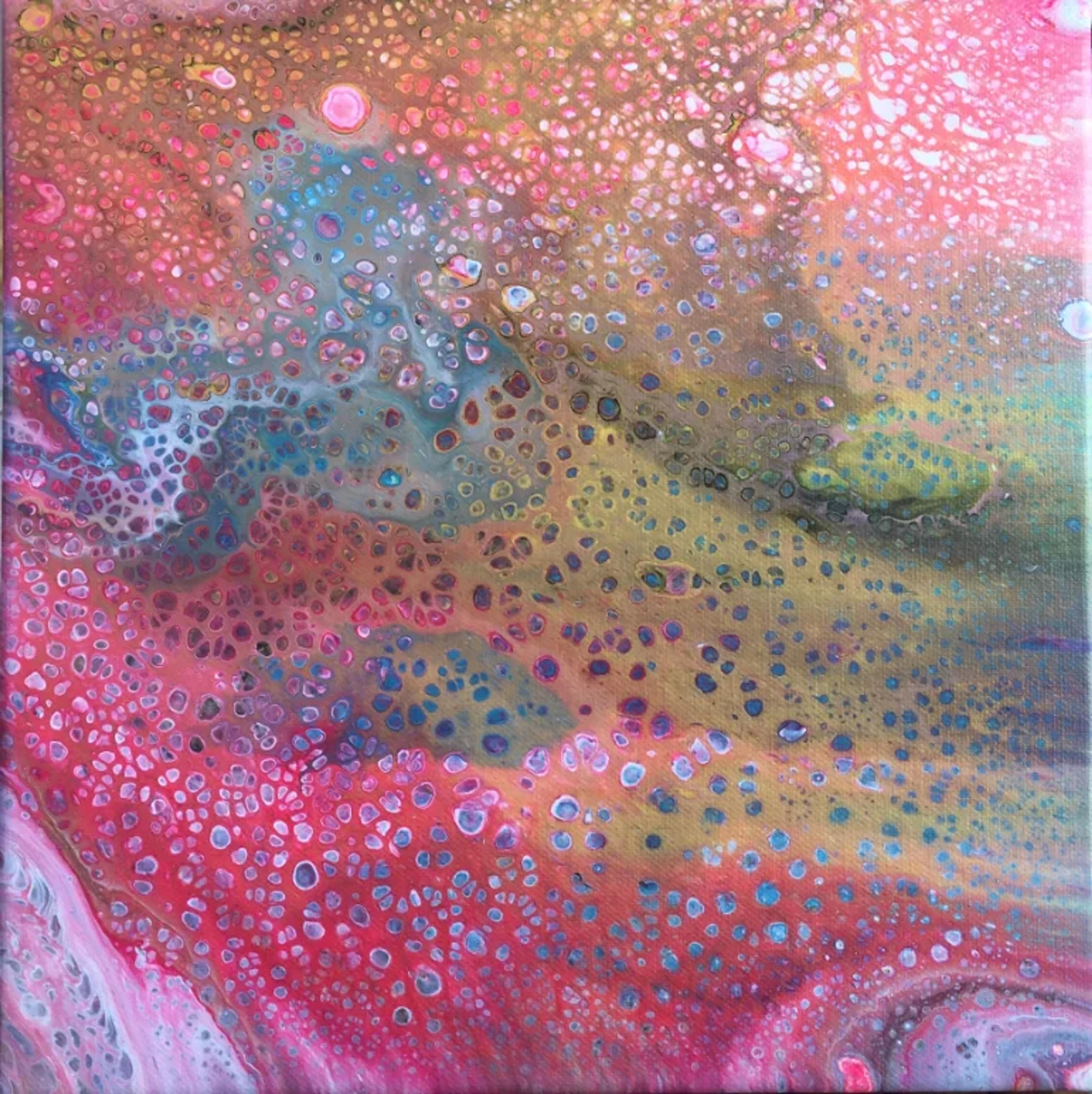 Vue détaillée d'une toile acrylique fluide de Caroline Pons, aux cellules vives roses, bleues et or, créant une œuvre abstraite dynamique.