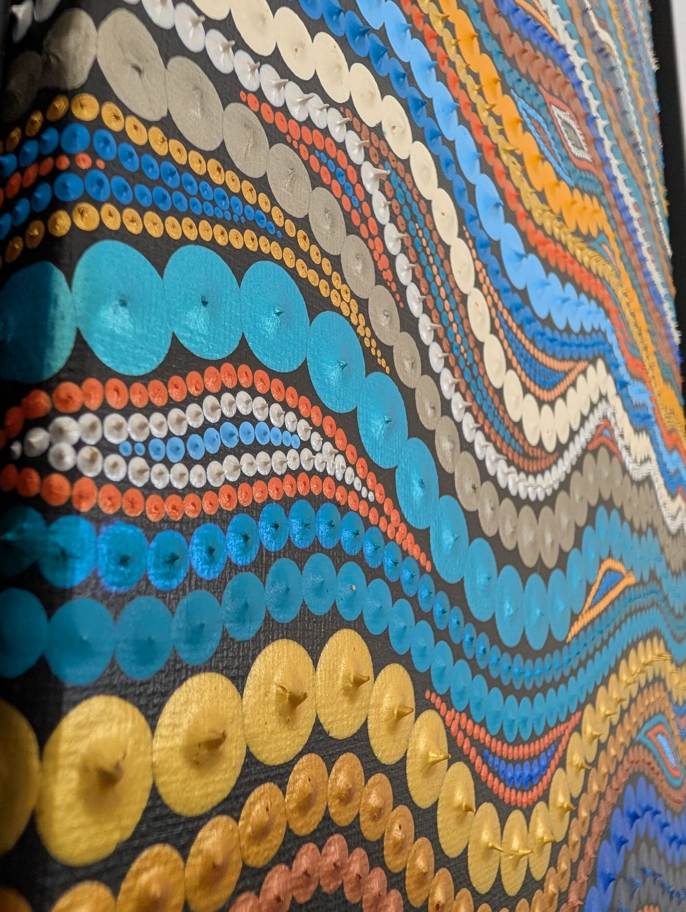 Détail de Caroline Pons, Courants précieux. Points texturés bleus, or, cuivrés et blancs formant des motifs ondulants sur fond noir. Une Toile acrylique moderne et vibrante.