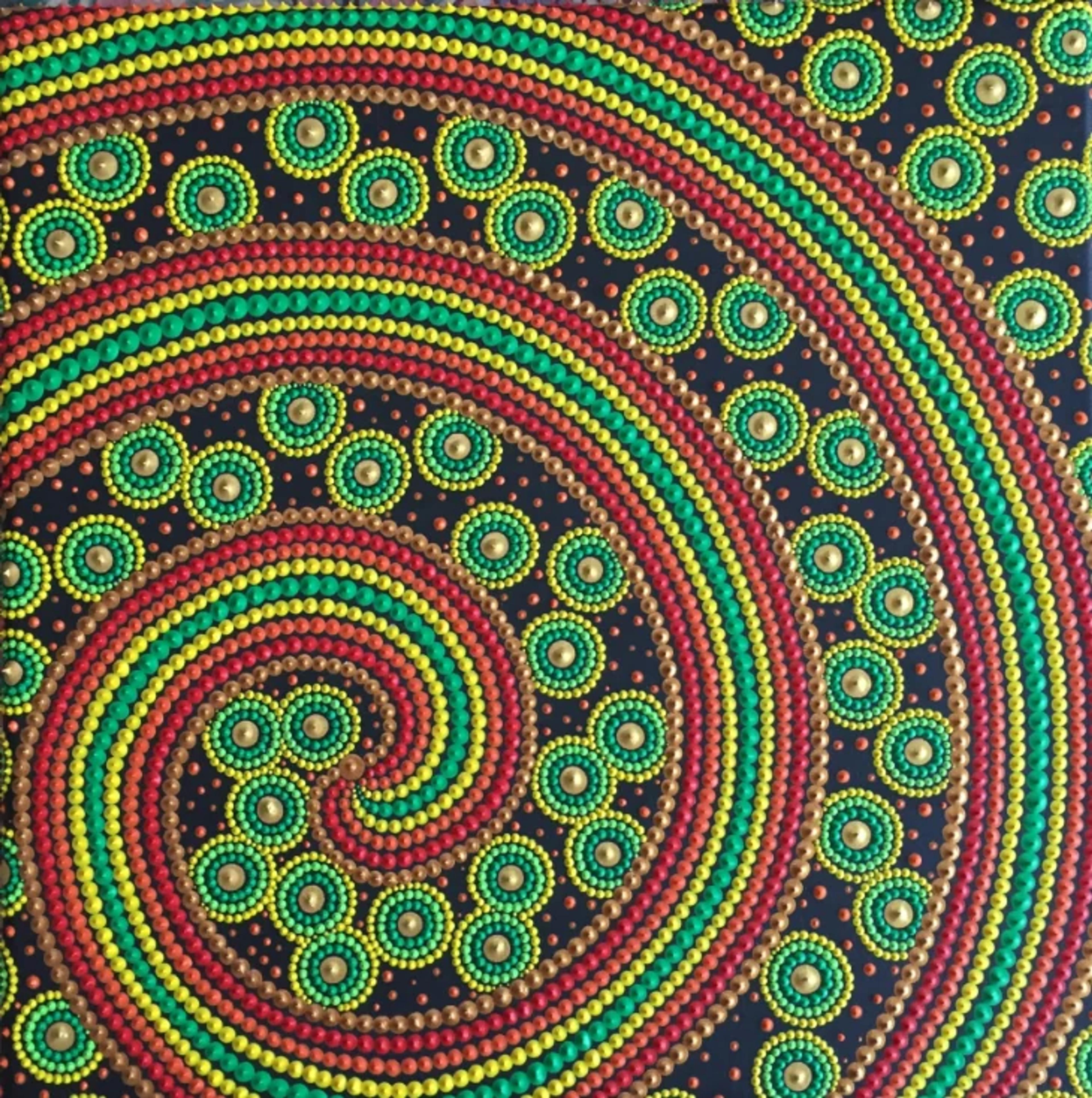 Caroline Pons: Art aborigène contemporain, toile #207. Spirale dynamique de points verts, jaunes, rouges et dorés sur fond noir profond.
