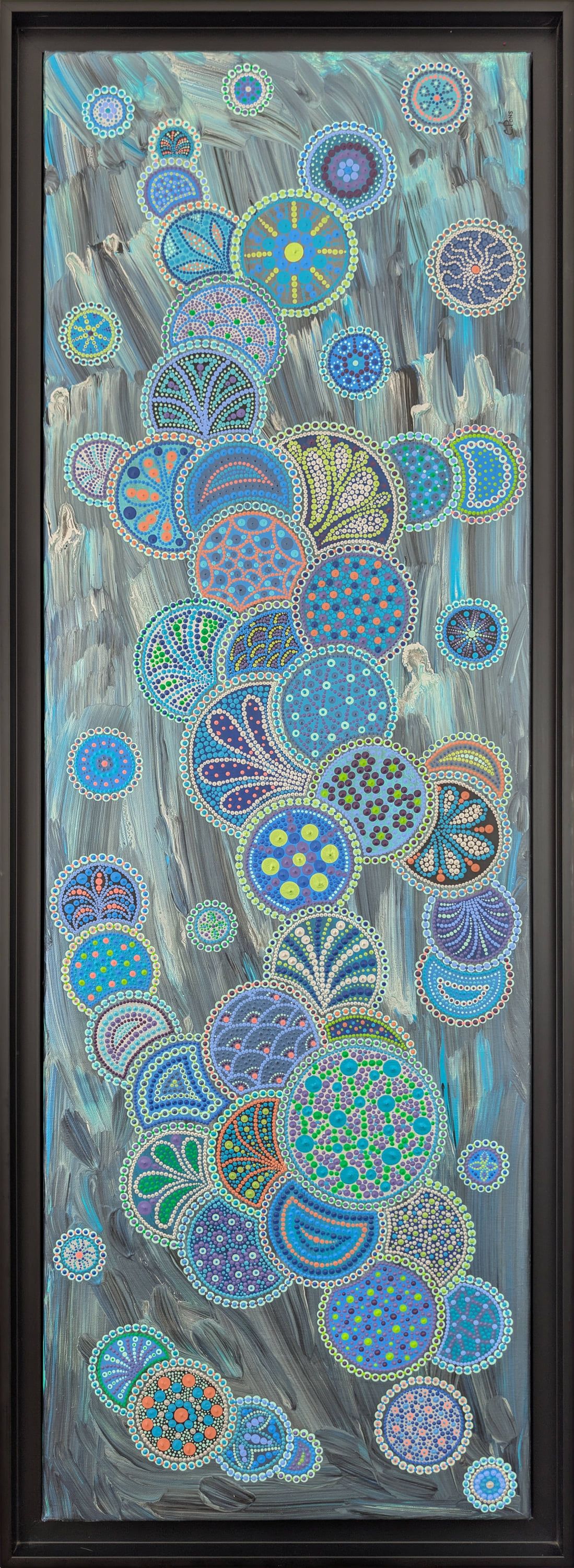 Eclosion céleste, toile acrylique de Caroline Pons. Cercles de points bleus, verts, violets, oranges et motifs aborigènes sur fond texturé gris-bleu, encadrée.