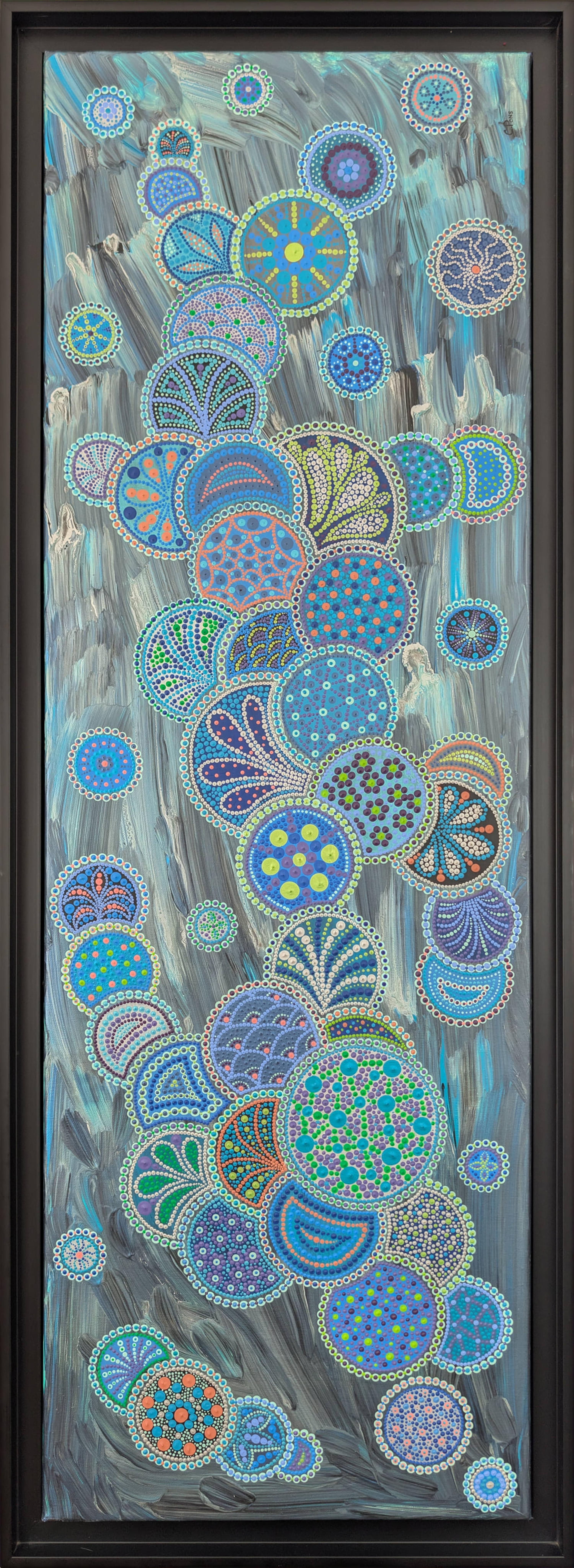 Eclosion céleste, toile acrylique de Caroline Pons. Cercles de points bleus, verts, violets, oranges et motifs aborigènes sur fond texturé gris-bleu, encadrée.