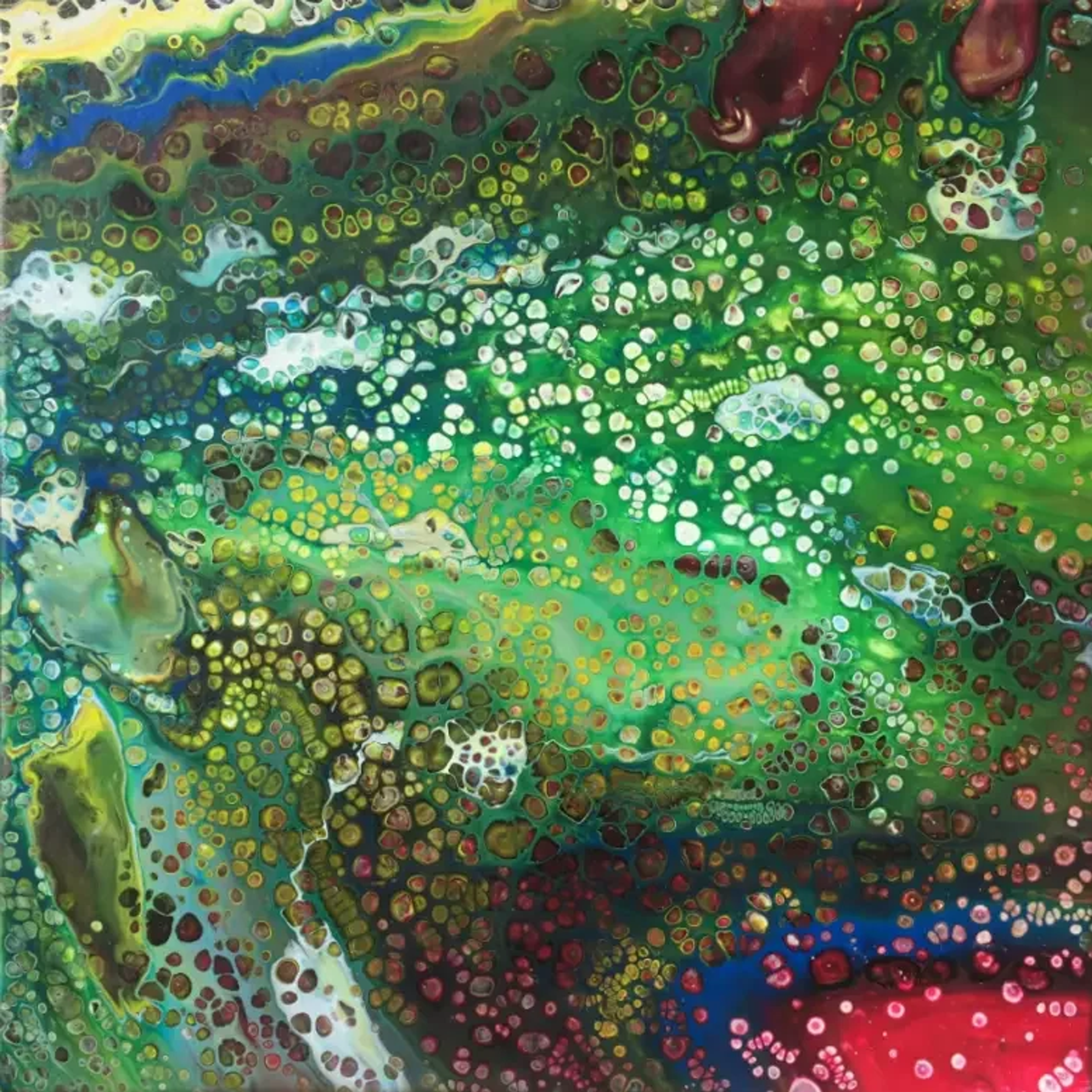Caroline Pons: toile acrylique vibrante aux cellules vertes, jaunes, rouges et bleues. Ce dot art fluide crée une ambiance organique évoquant la vie microscopique.