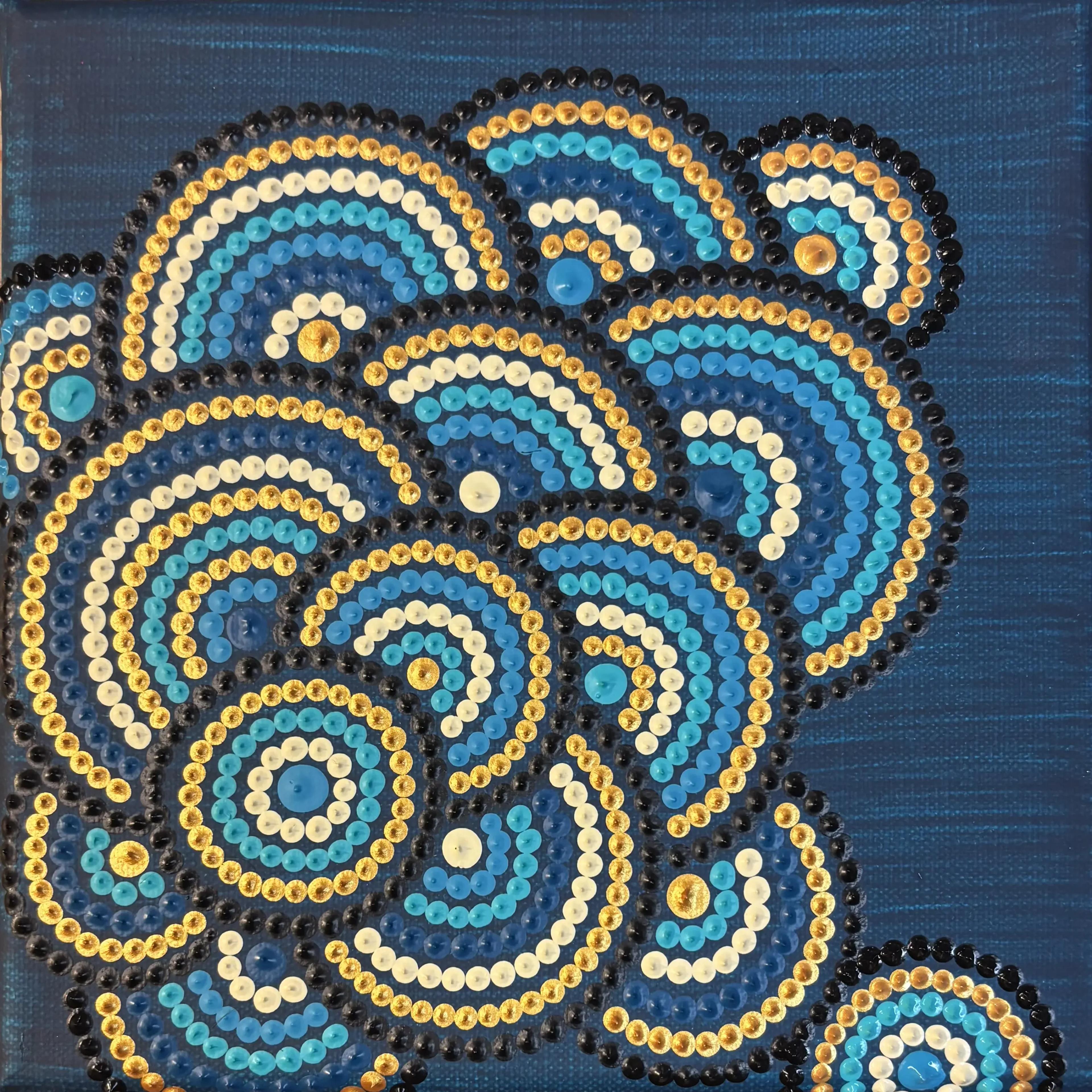 Tableau abstrait contemporain "Ecume d'or" de Caroline Pons. Motifs de points or, blancs, bleus et noirs sur fond marine, créant une texture fluide et une ambiance océanique riche.