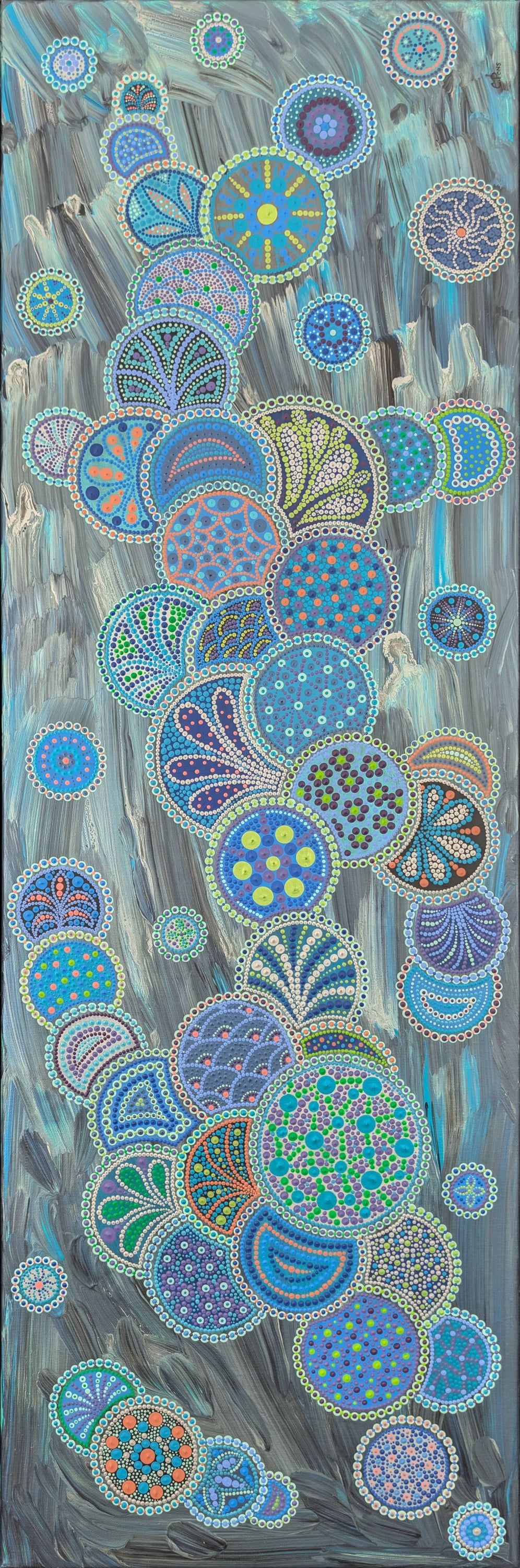 L'œuvre "Eclosion céleste", tableau abstrait contemporain de Caroline Pons, révèle des motifs circulaires vibrants en dot art. Bleus, verts, violets se déploient sur un fond texturé gris-bleu.