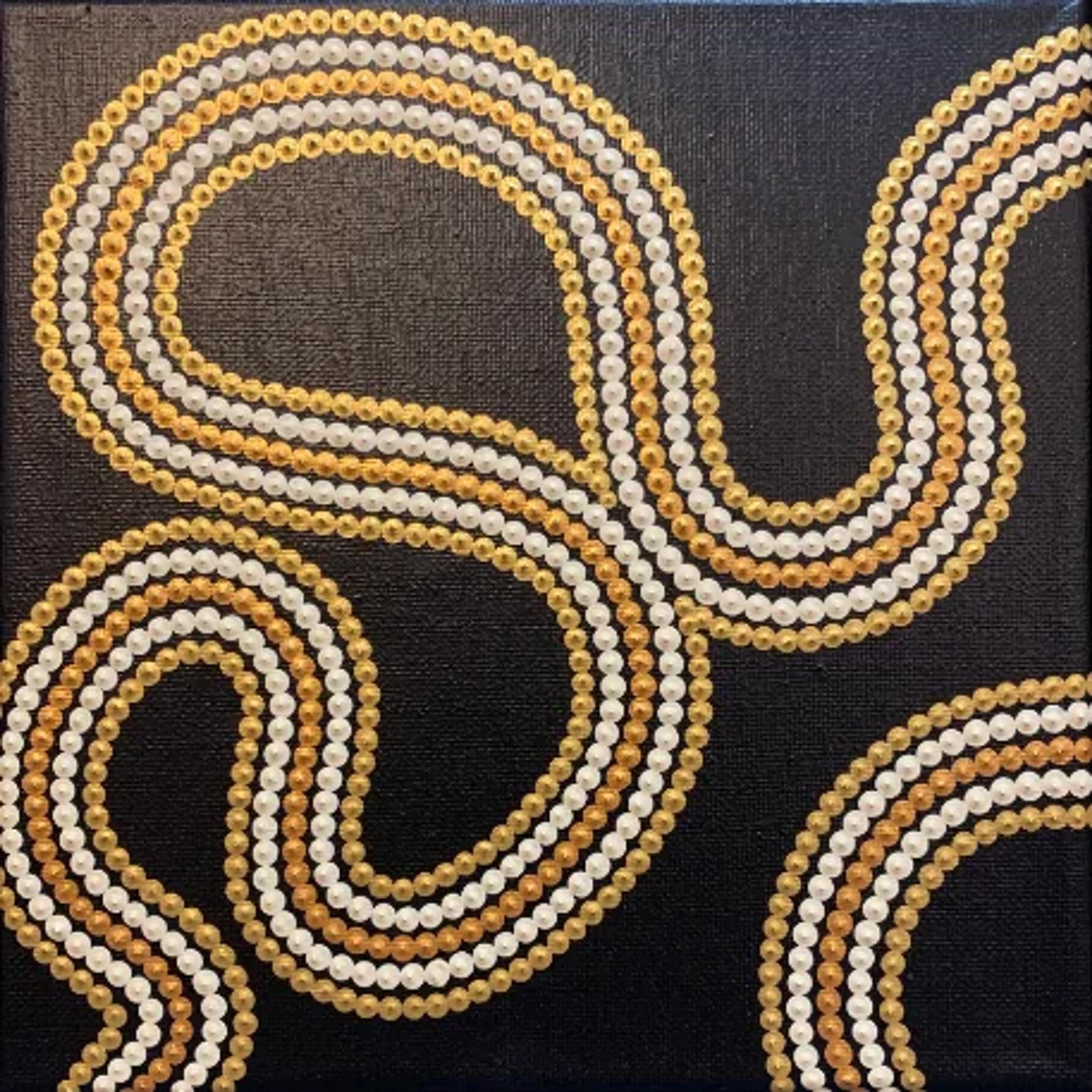 Tableau abstrait contemporain de Caroline Pons : Toile noire avec des lignes ondulantes complexes de points dorés et argentés, créant une texture visuelle.
