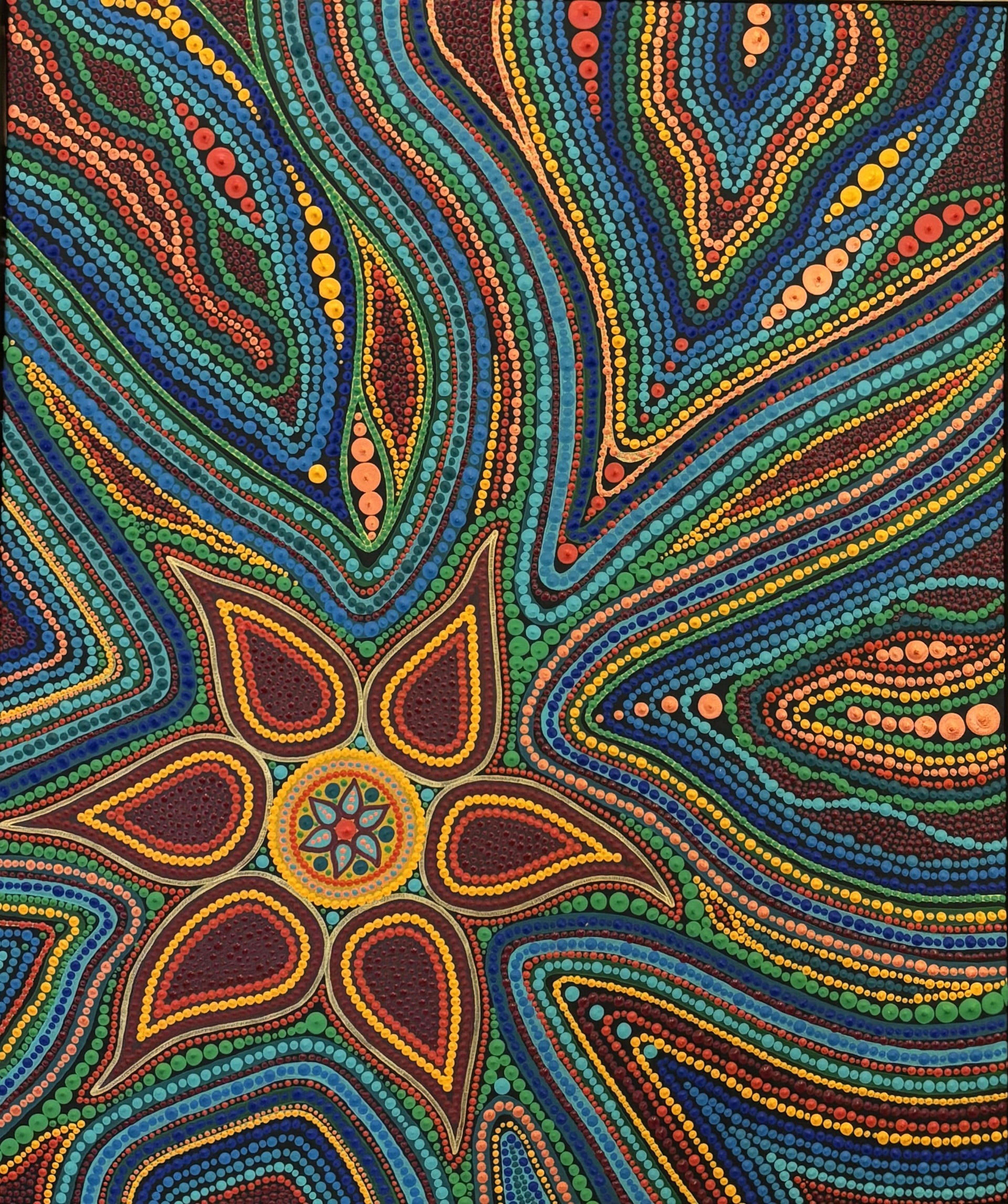 Tableau "Fleur d'eau et de feu" de Caroline Pons. Œuvre d'Art aborigène contemporain vibrante, avec un motif floral central et des lignes sinueuses de points bleus, verts, rouges, jaunes.
