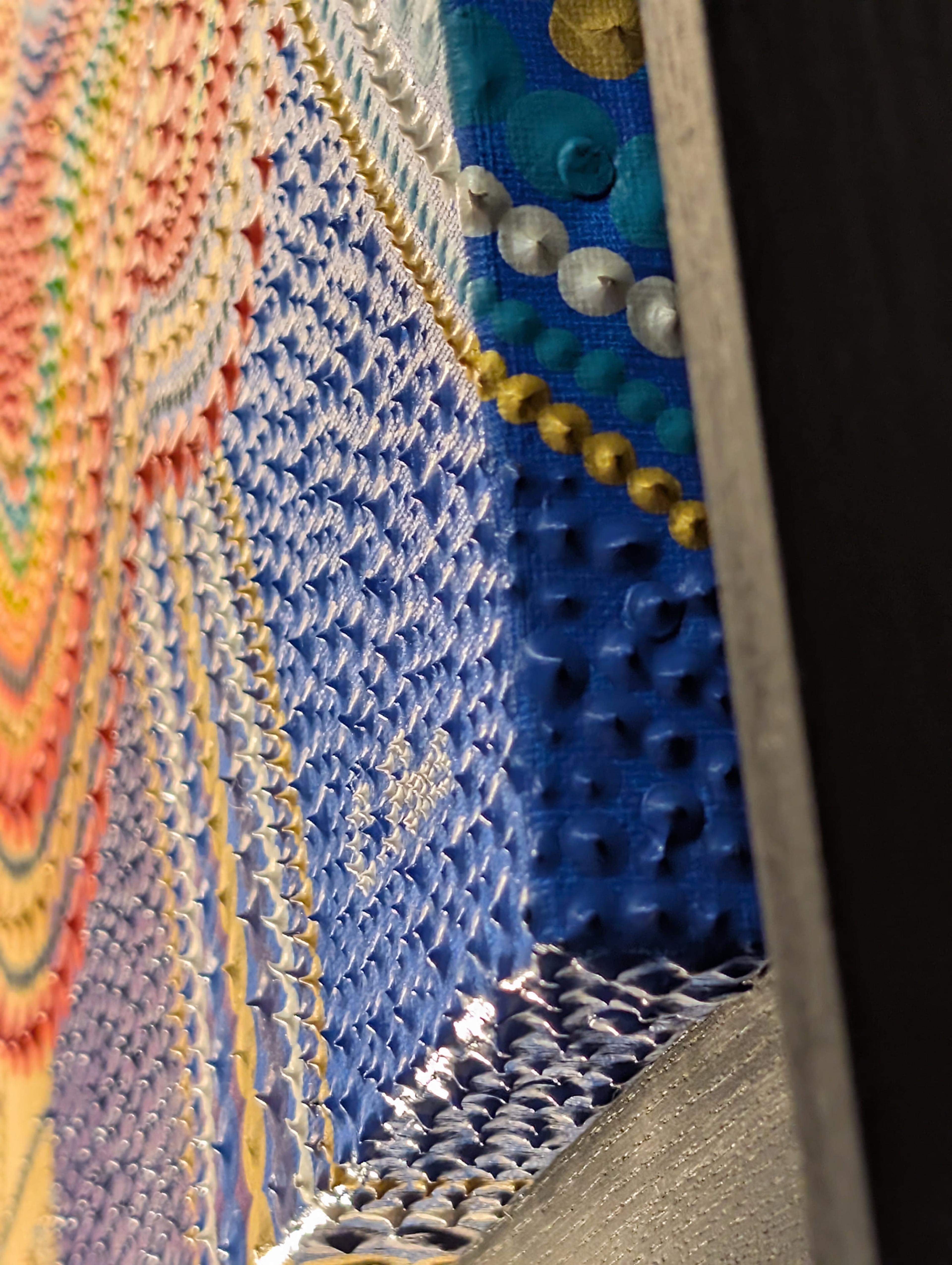 Gros plan texturé de l'œuvre "Libération" de Caroline Pons. Points et motifs en relief, couleurs vibrantes arc-en-ciel et bleu-or, un magnifique tableau abstrait contemporain.