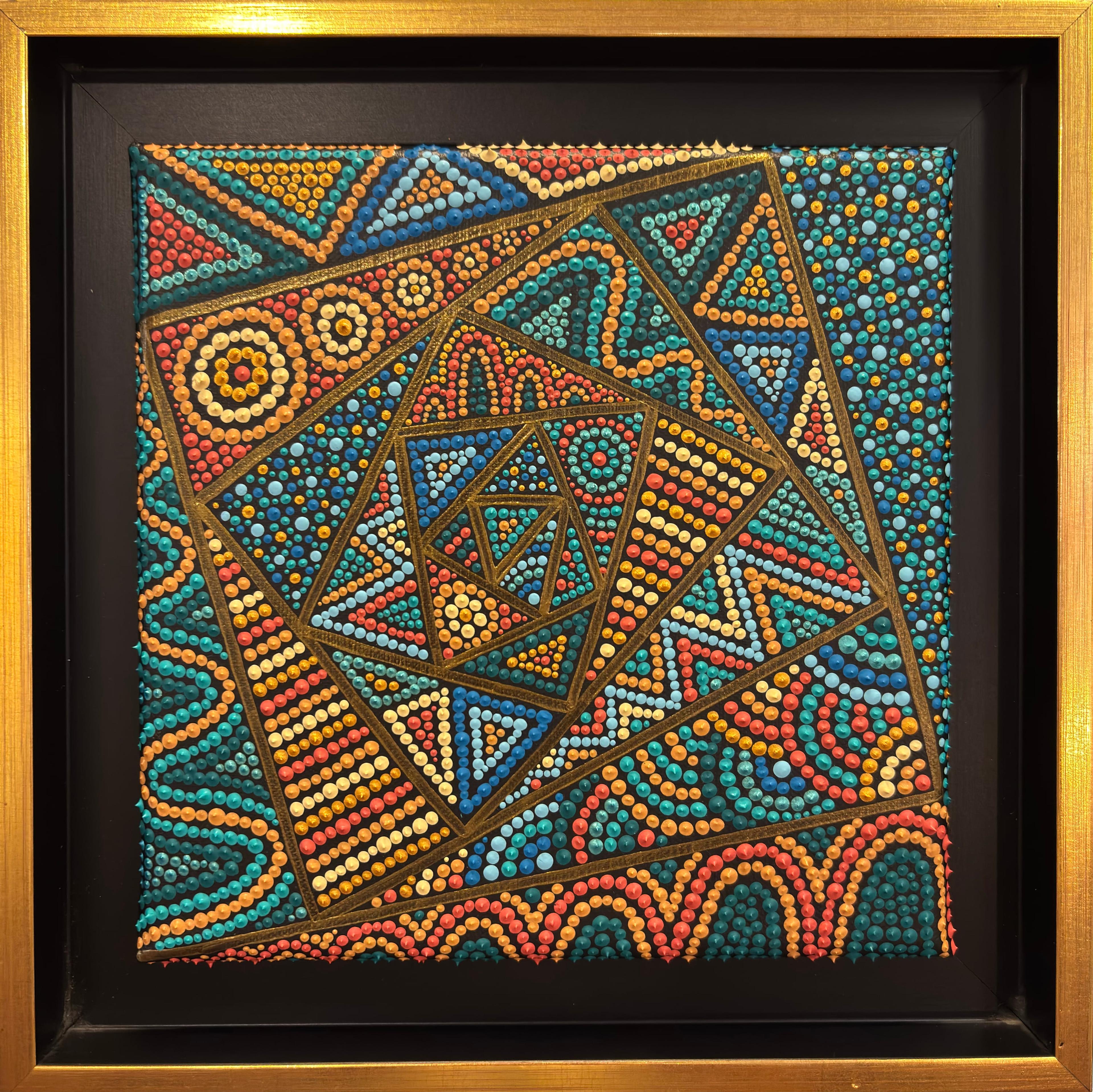 Spirale originelle, peinture moderne de Caroline Pons. Œuvre pointilliste vibrante de géométrie colorée (bleu, corail, or) dans un cadre doré.