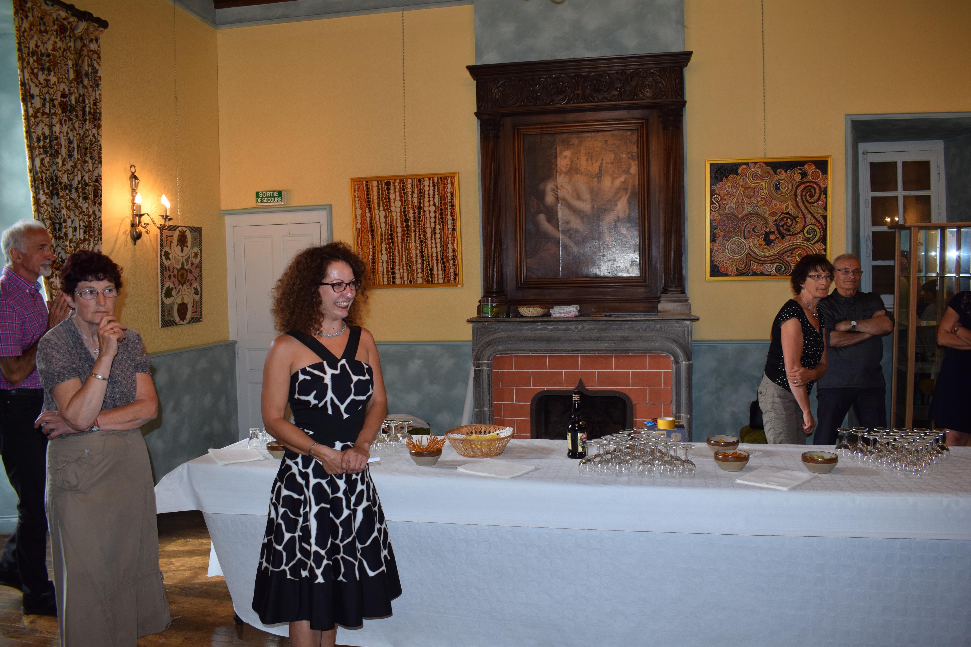 Caroline Pons au vernissage de son exposition au château des Ternes, ses toiles accrochées aux murs du salon