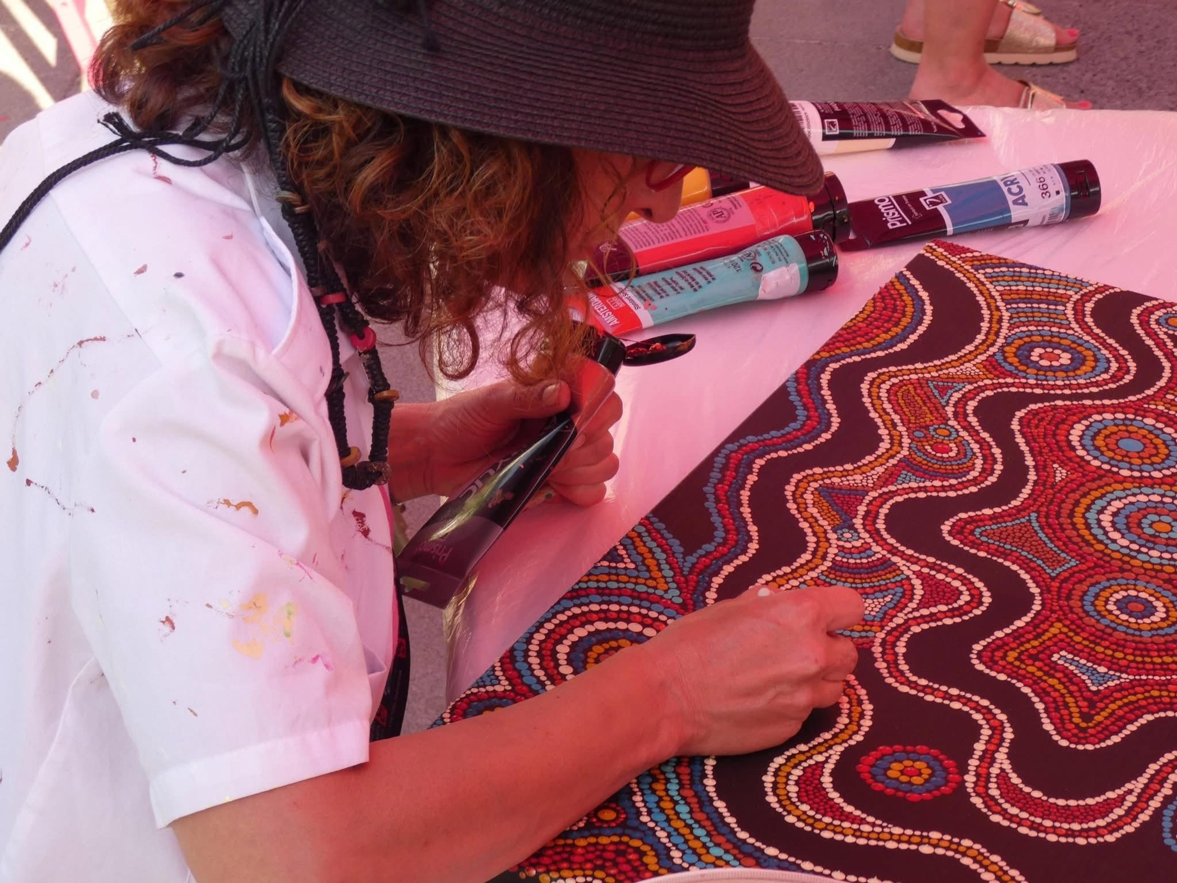 Caroline Pons painting outdoors in Murat, dot by dot